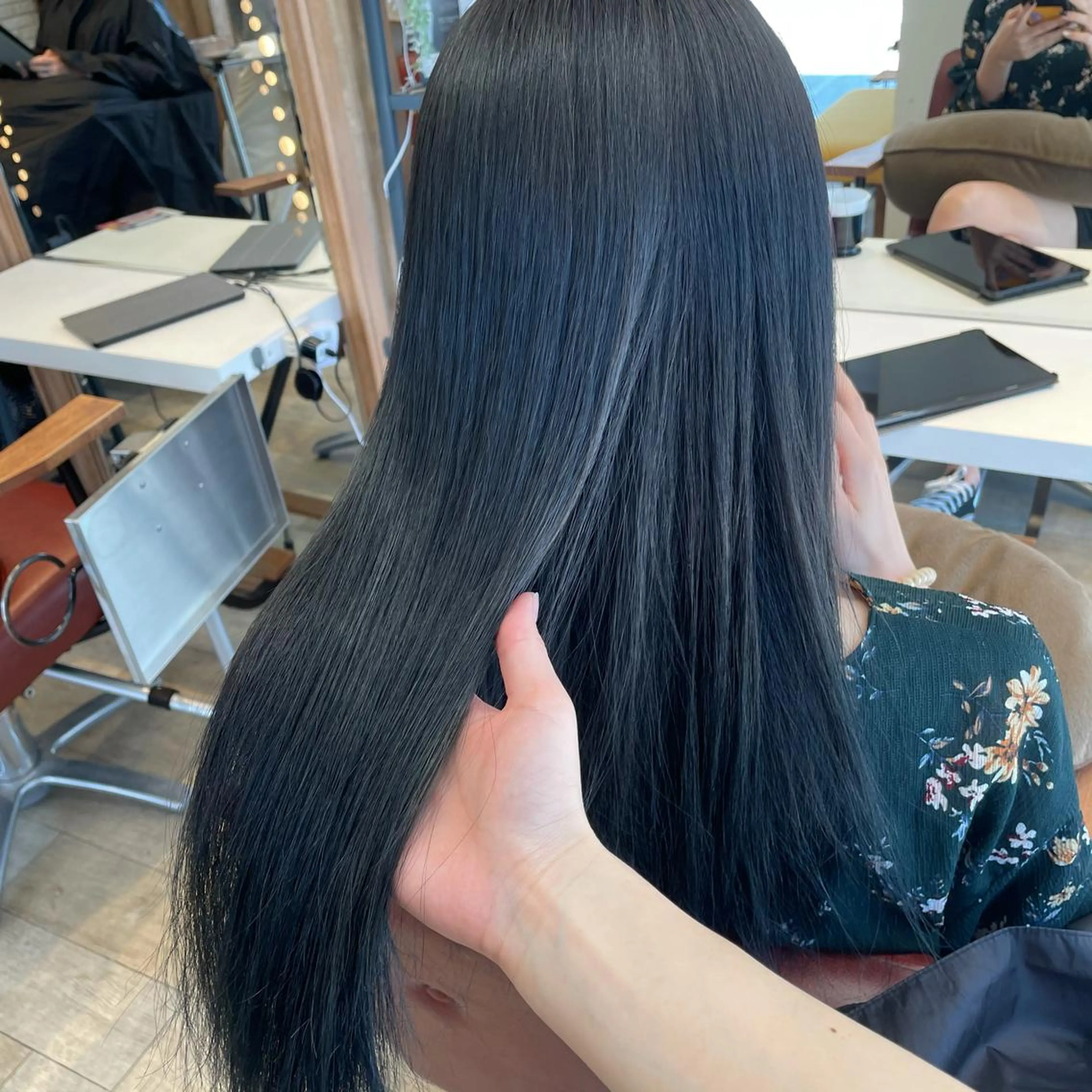 ロング カラー 黒髪 ブルーカラー ブルーブラック ヘアカラー トリートメント LOG/所属・✨縮毛/ブリーチ✨ 出口 紗依のヘアスタイル