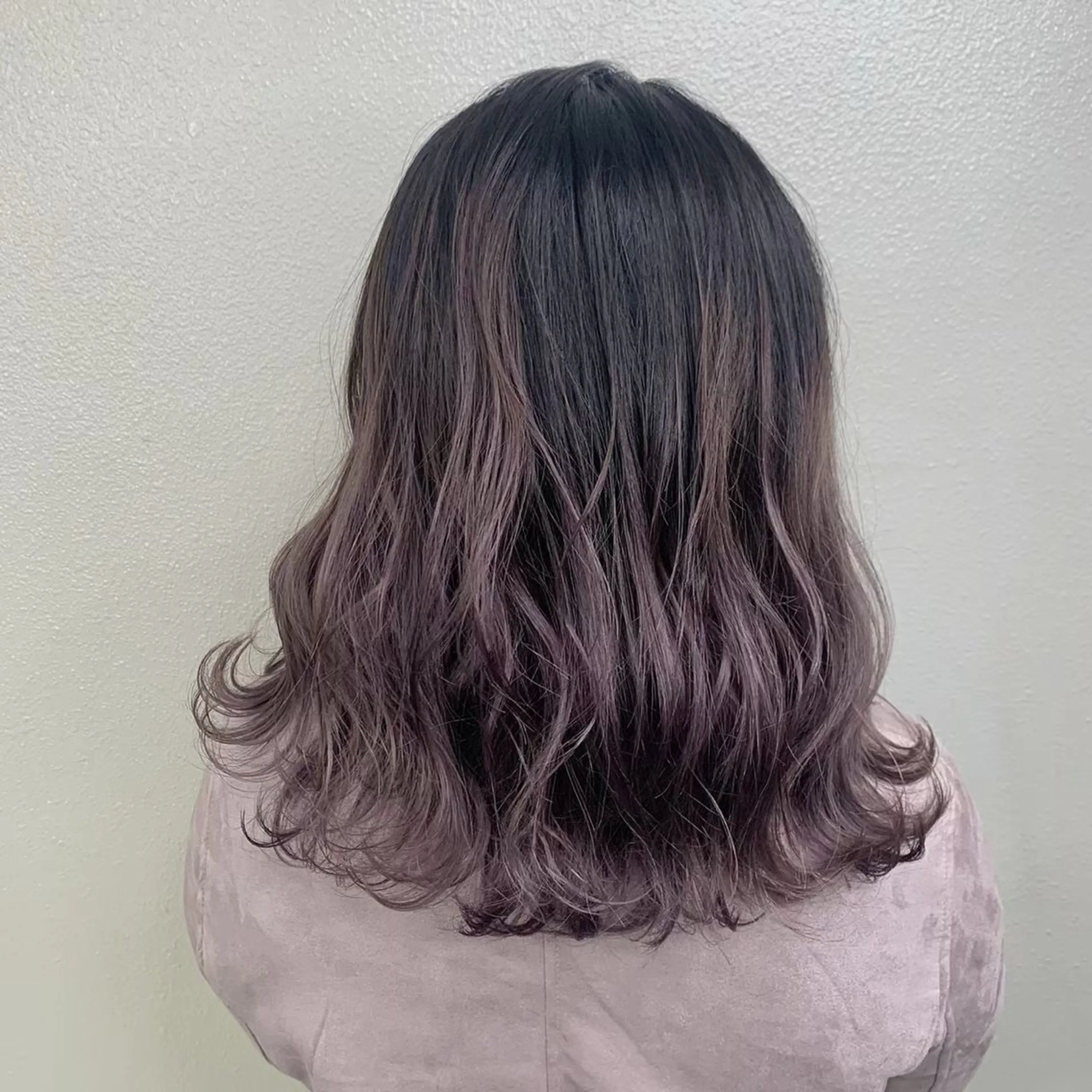 ミディアム カラー パーマ ヘアアレンジ ミディアムパーマ ブリーチ 透明感カラー ダブルカラー グラデーションカラー ヘアカラー トリートメント Eir江坂　カット/ボブ/ショート/髪質改善カラー/トリートメント所属・髪質改善カラー特化 亮輔【江坂駅すぐ】のヘアスタイル
