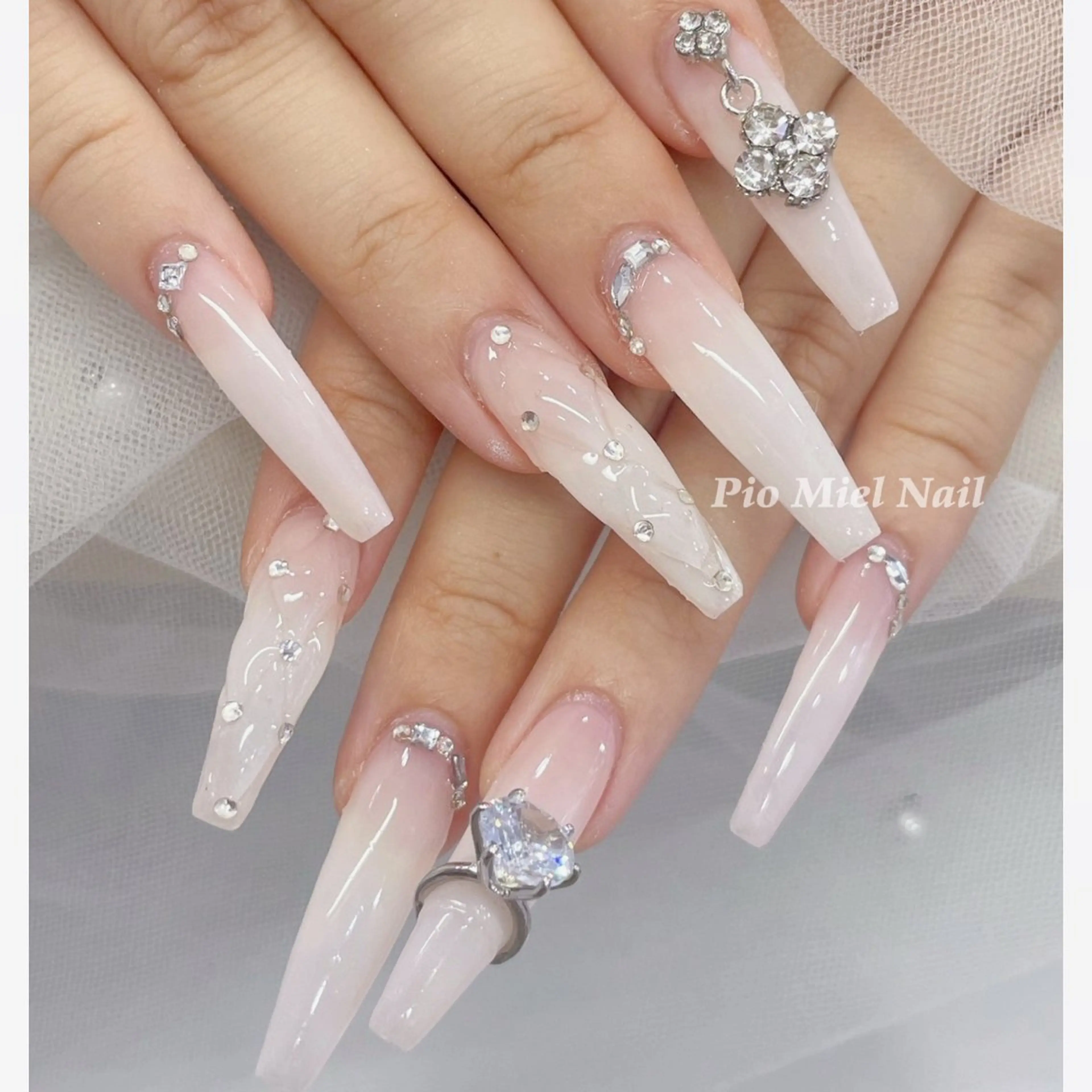 ネイル フレンチネイル 韓国ネイル マグネットネイル ニュアンスネイル ワンカラーネイル ハンドネイル ハンドケア Pio Mielのネイルデザイン