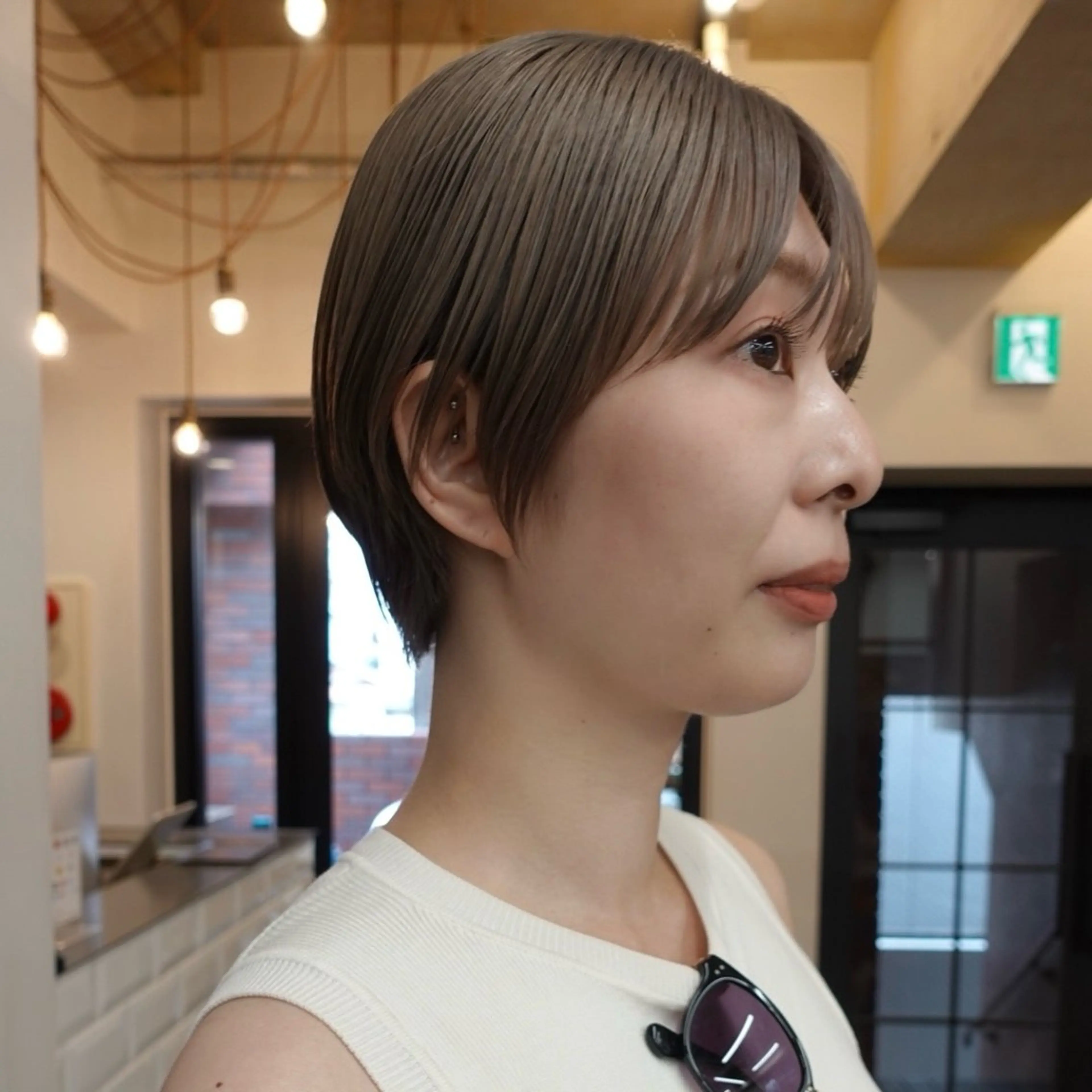 ショート カラー ヘアアレンジ ベージュカラー ハイトーンカラー オリーブベージュ ショートヘア カット ヘアカラー トリートメント 🌐サトウ リョウ🌐のヘアスタイル