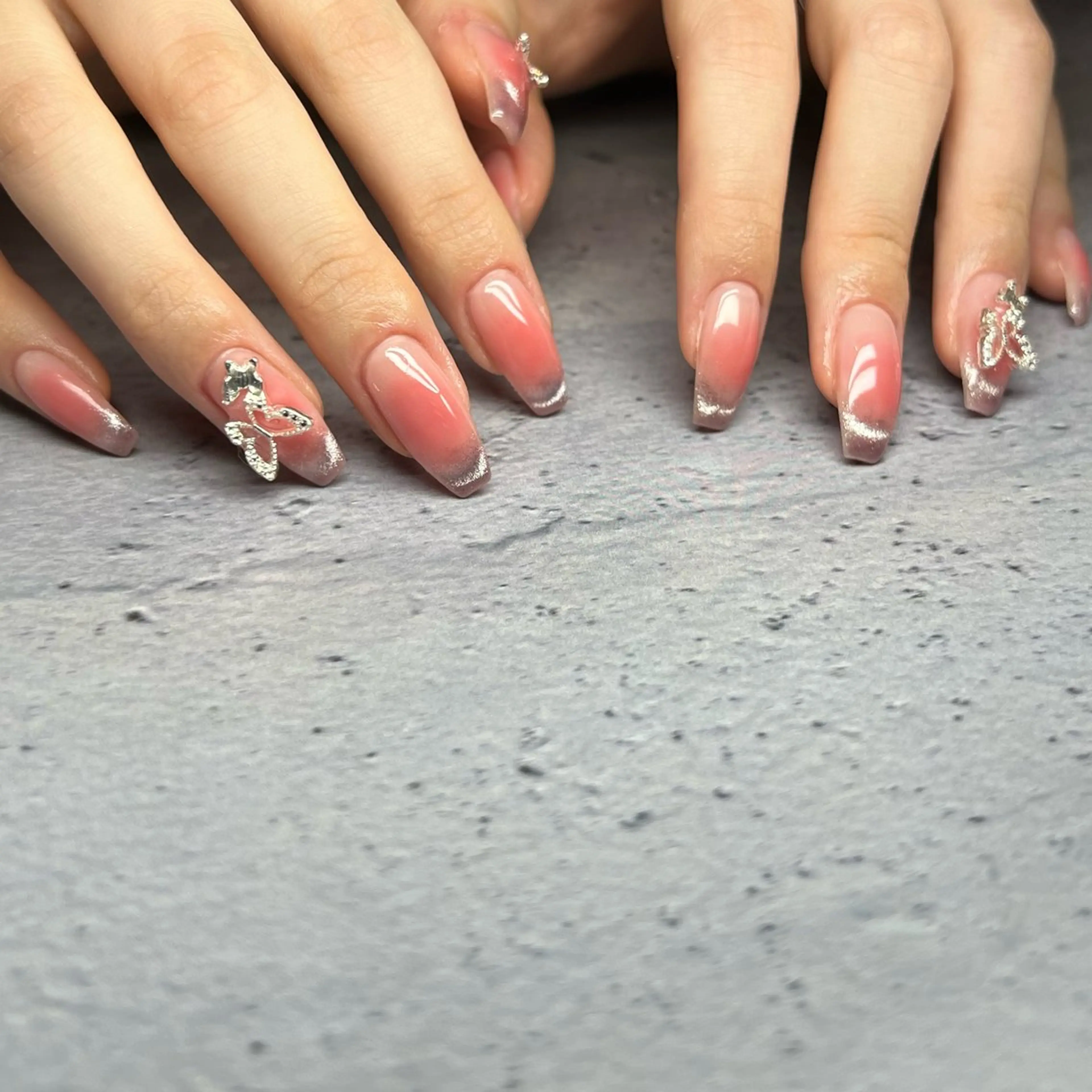 ネイル チークネイル グラデーション マグネットネイル ハンドネイル 𝐫𝐚𝐢 𝐧𝐚𝐢𝐥のネイルデザイン