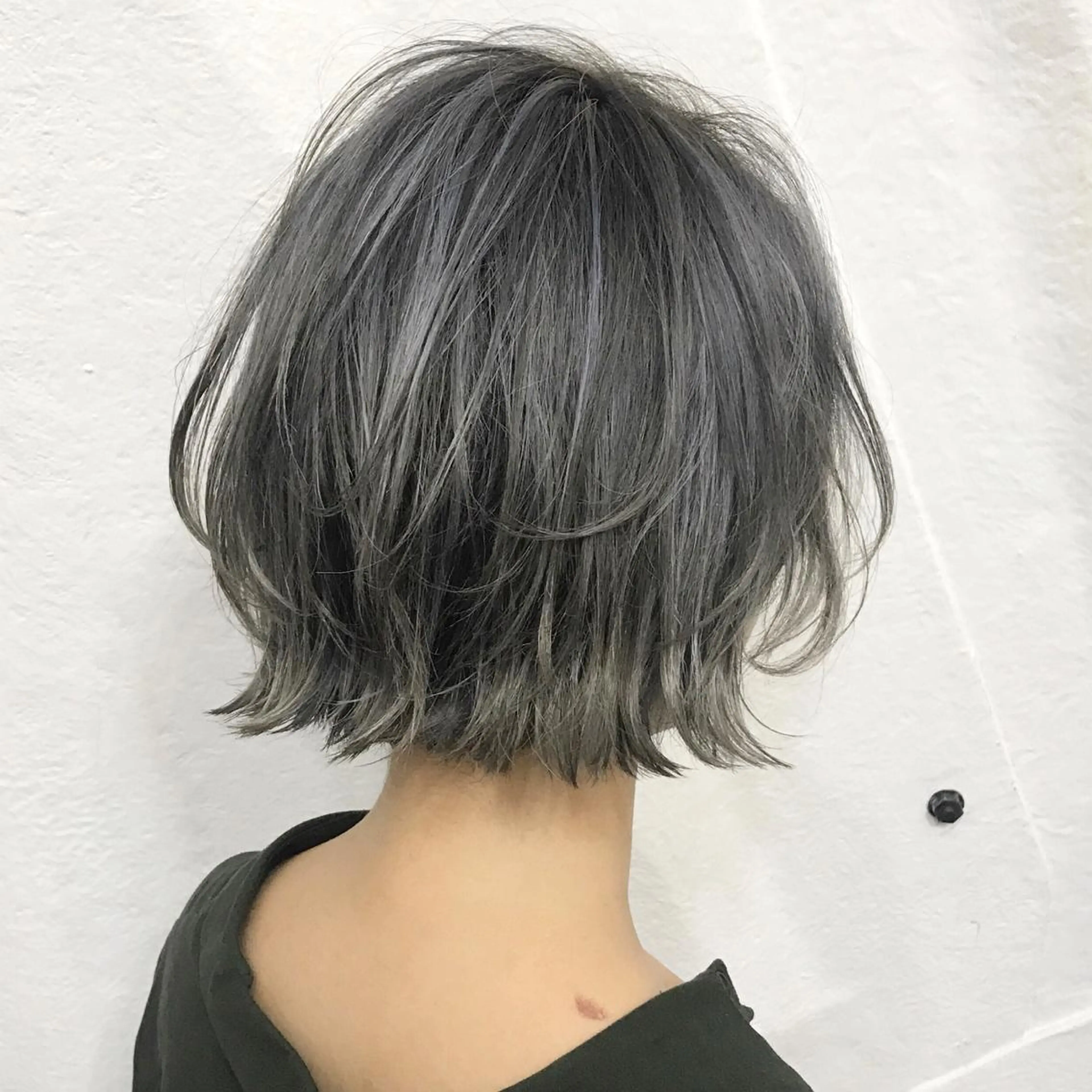 ショート カラー ブリーチ ハイライトカラー シルバー ホワイトシルバー ハイライト サロウィン所属・K-POP好き美容師 🇰🇷Kai.Yのヘアスタイル