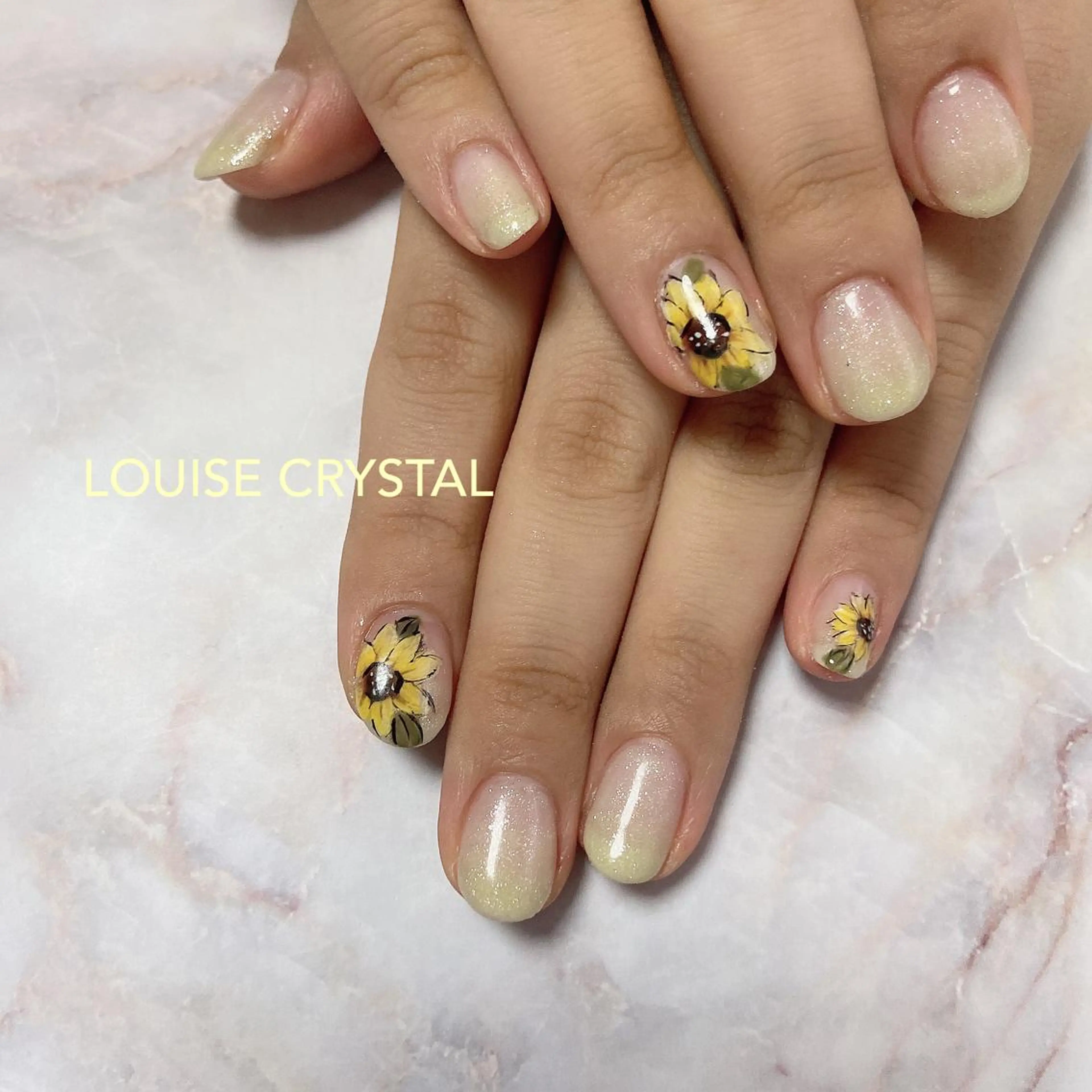 ネイル ハンドネイル LOUISE CRYSTALのネイルデザイン