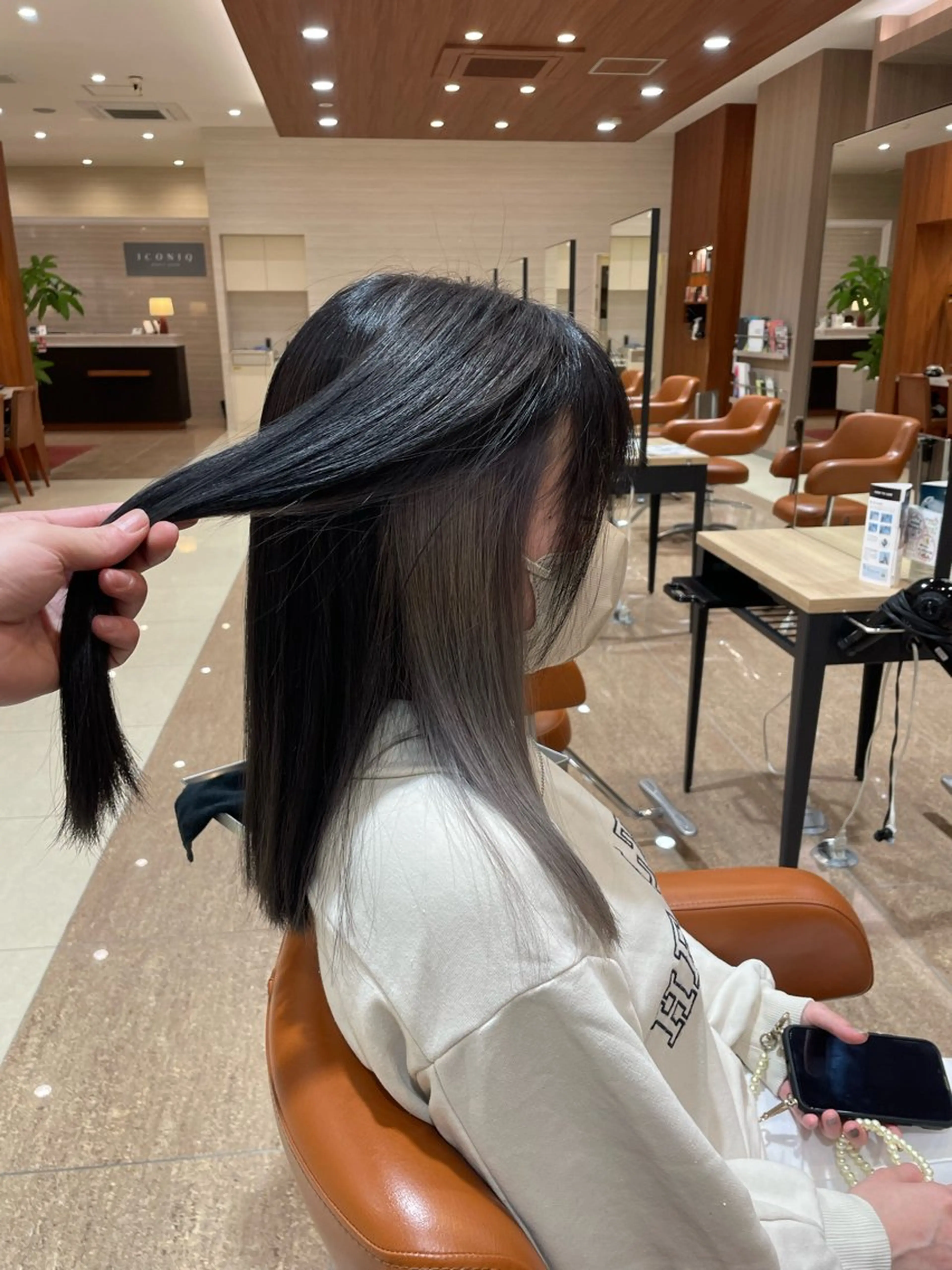 セミロング カラー グレージュ ENTER 天神店所属・脱白髪染め白髪ぼかし TERA（寺崎）のヘアスタイル