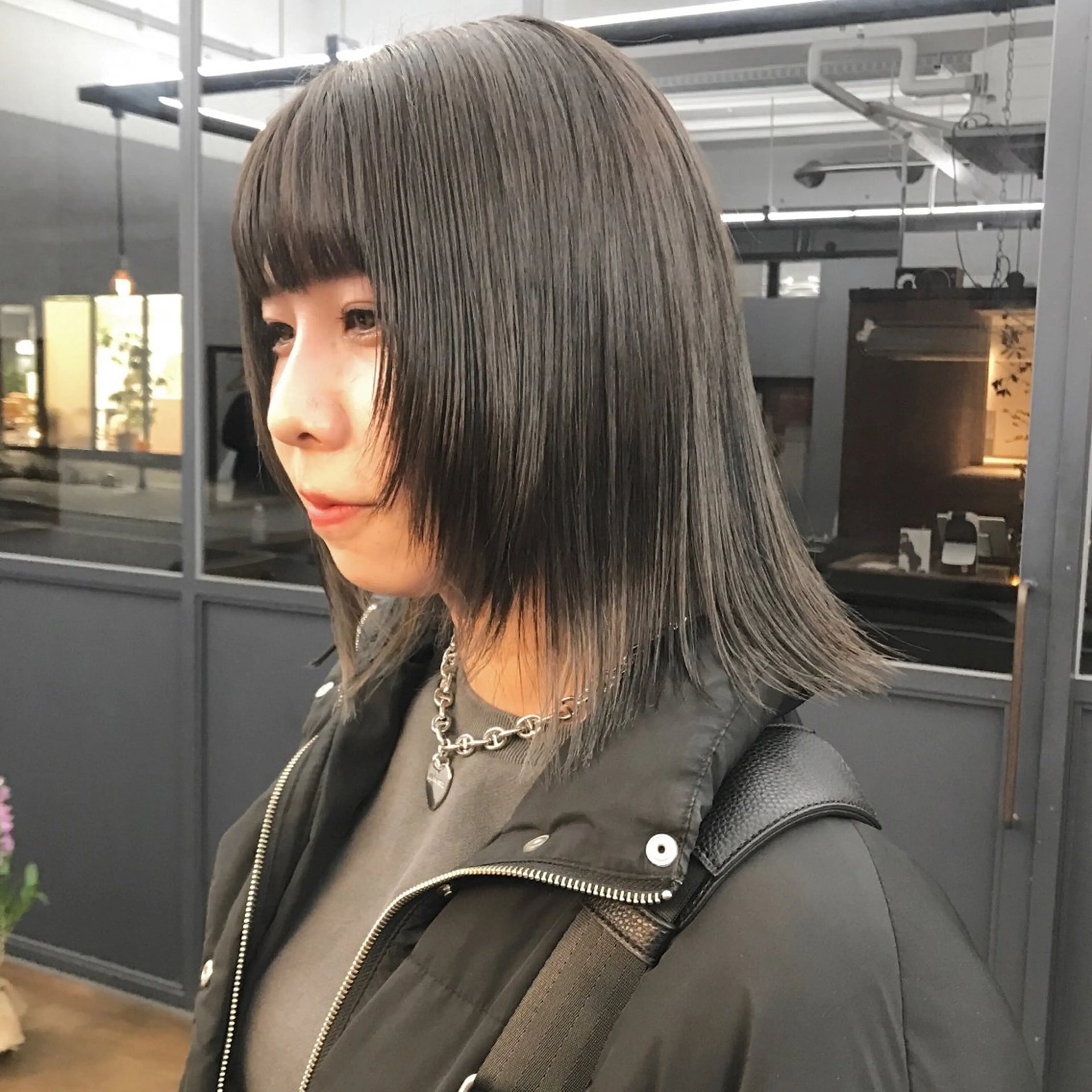 ミディアム カラー グレージュ 顔まわりレイヤー レイヤーカット ウルフカット カット ヘアカラー トリートメント ヘアセット ✂︎ウルフ・ショート ✂︎MIKUNIのヘアスタイル