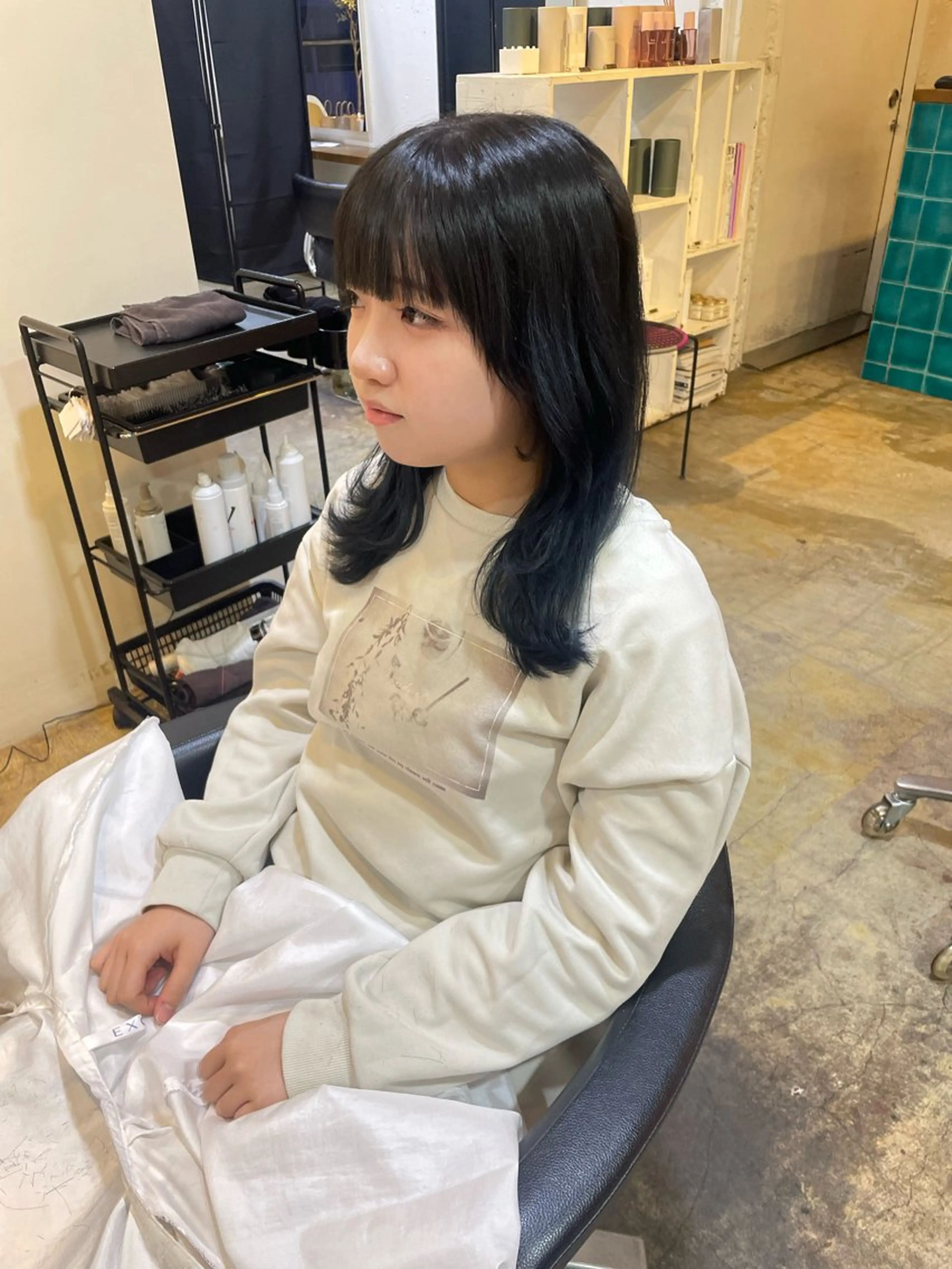 ミディアム カラー ブルーカラー ネイビーカラー カット ヘアカラー トリートメント MIOベージュカラー 柔らかいカラーのヘアスタイル