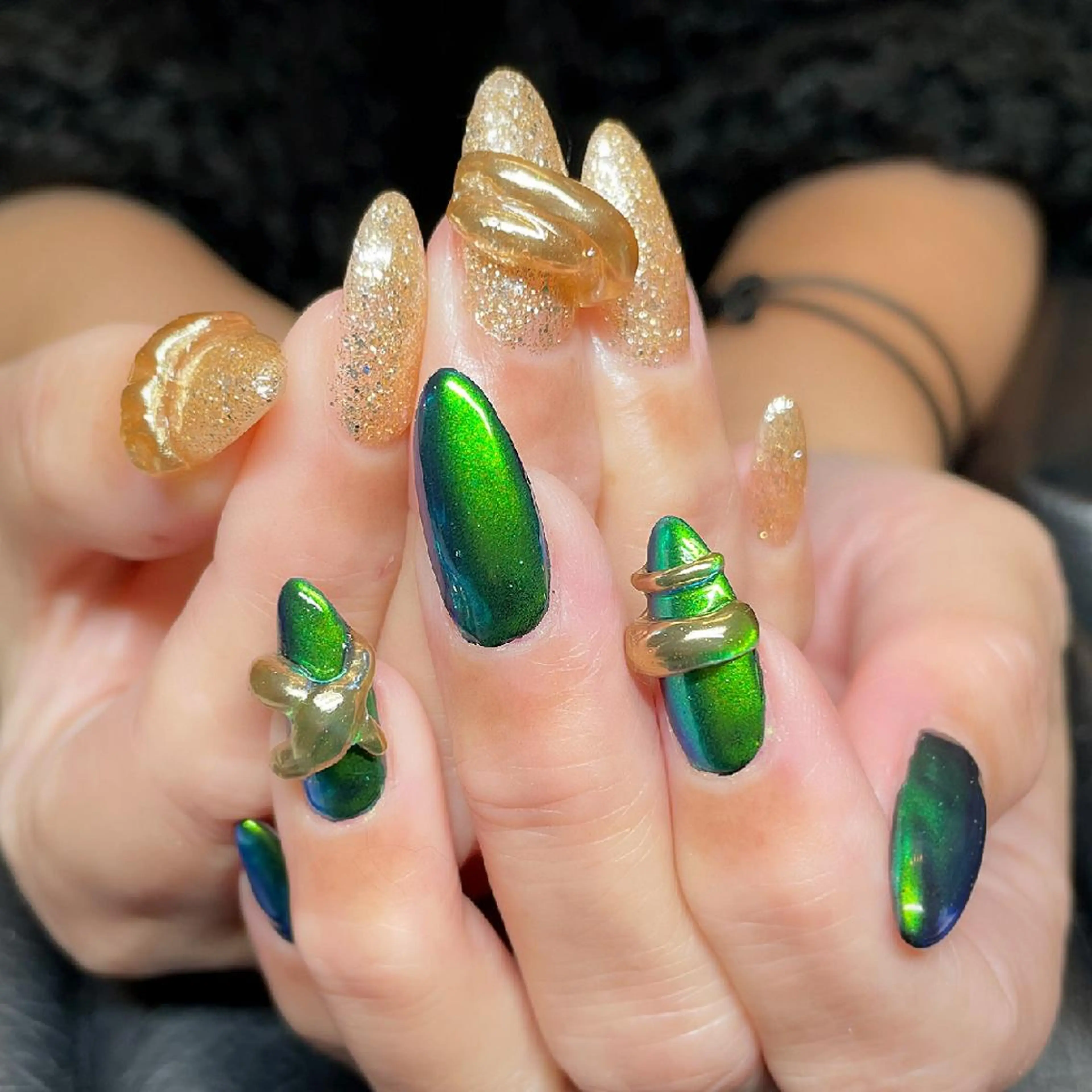 ネイル アートネイル ゴールド グリーン ミラーネイル ハンドネイル フットネイル AQUA NAIL所属・AQUA NAILのネイルデザイン