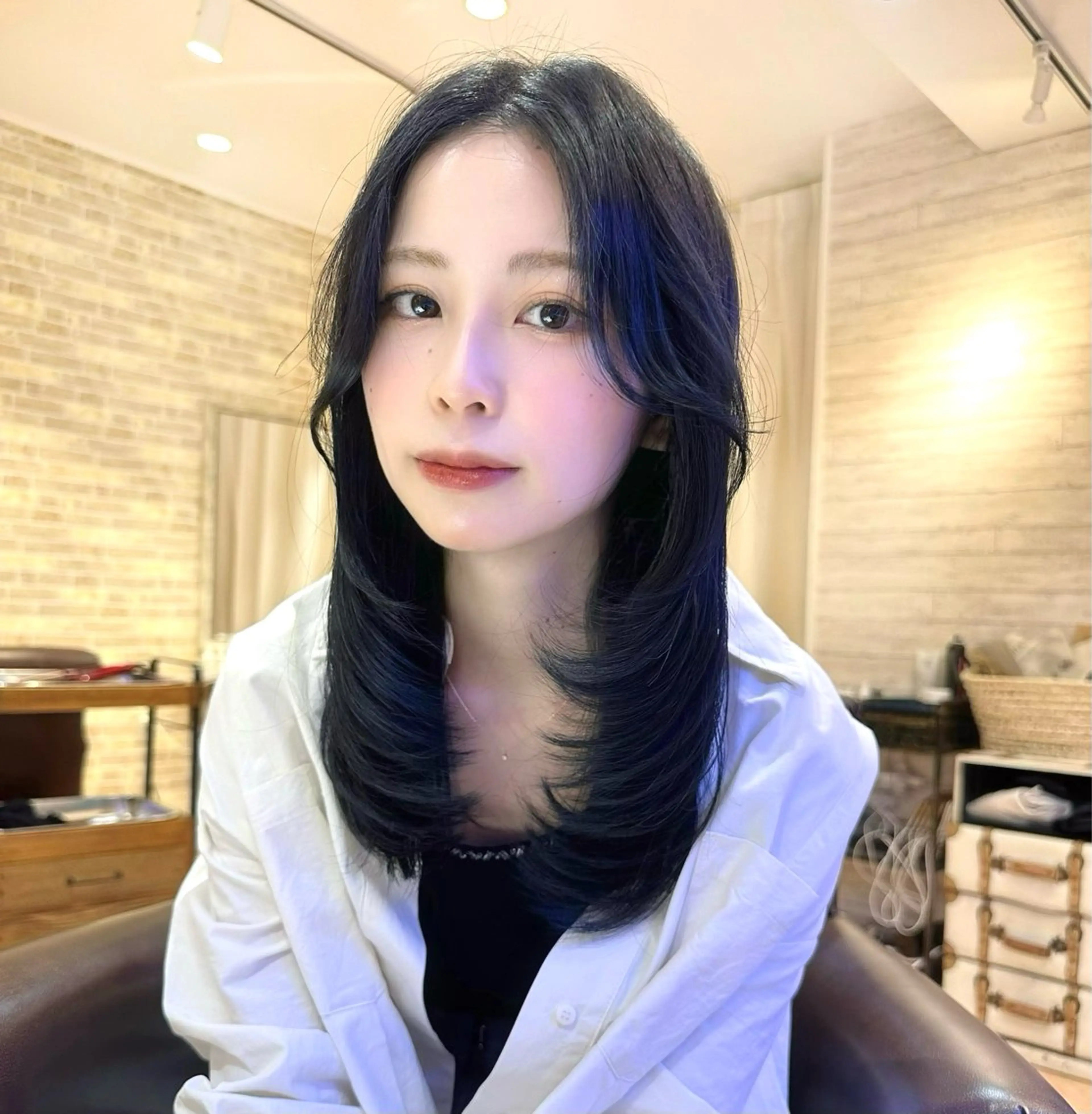 ミディアム カラー 黒髪 ブルーカラー ブルーブラック 韓国風ヘア レイヤーカット カット ヘアカラー トリートメント ヘッドスパ 韓国風/美髪/透明感 hiroのヘアスタイル