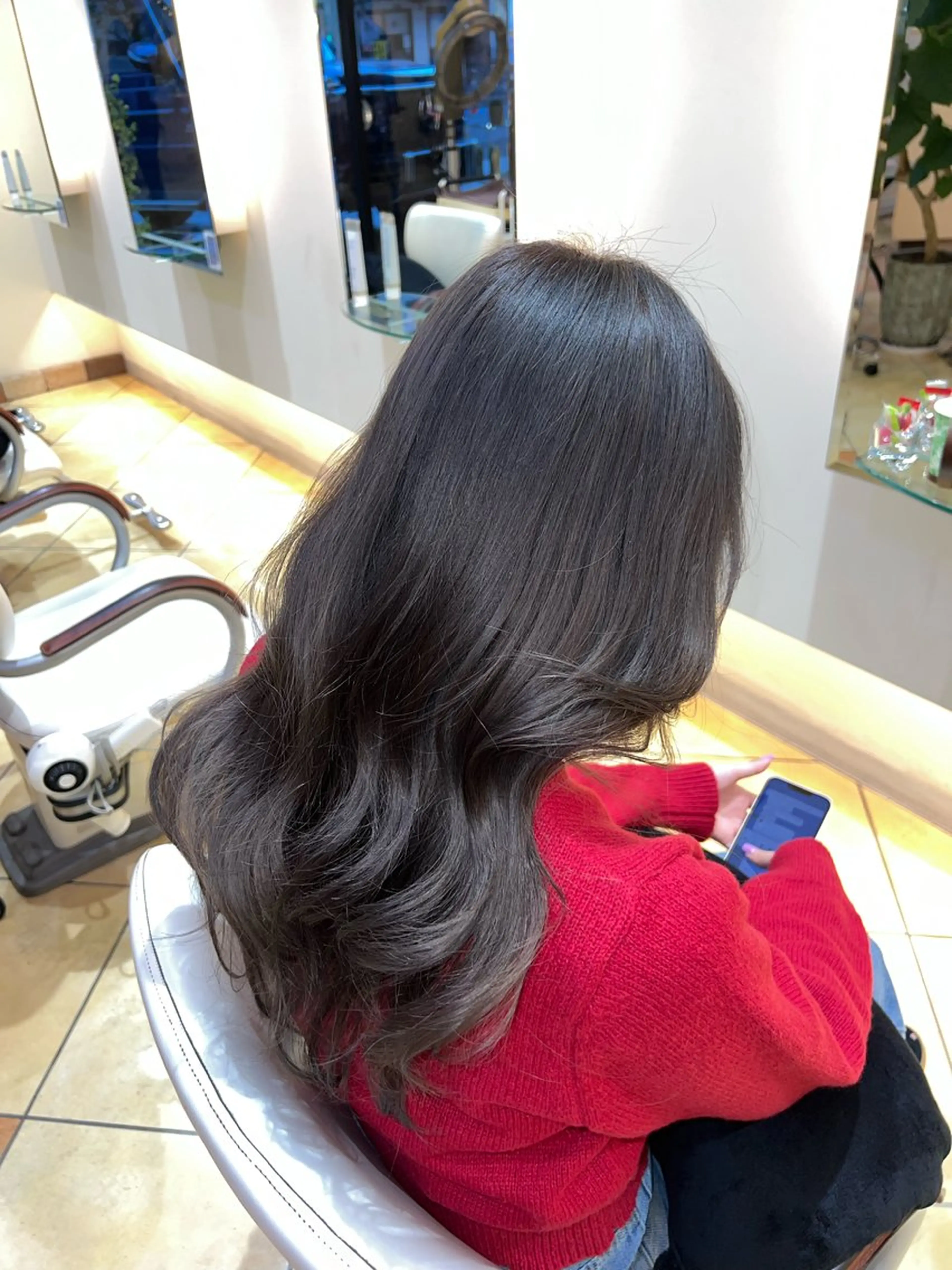 ロング カラー ブリーチ 透明感カラー グレージュ «最高の髪質改善» 艶カラー 惠美のヘアスタイル