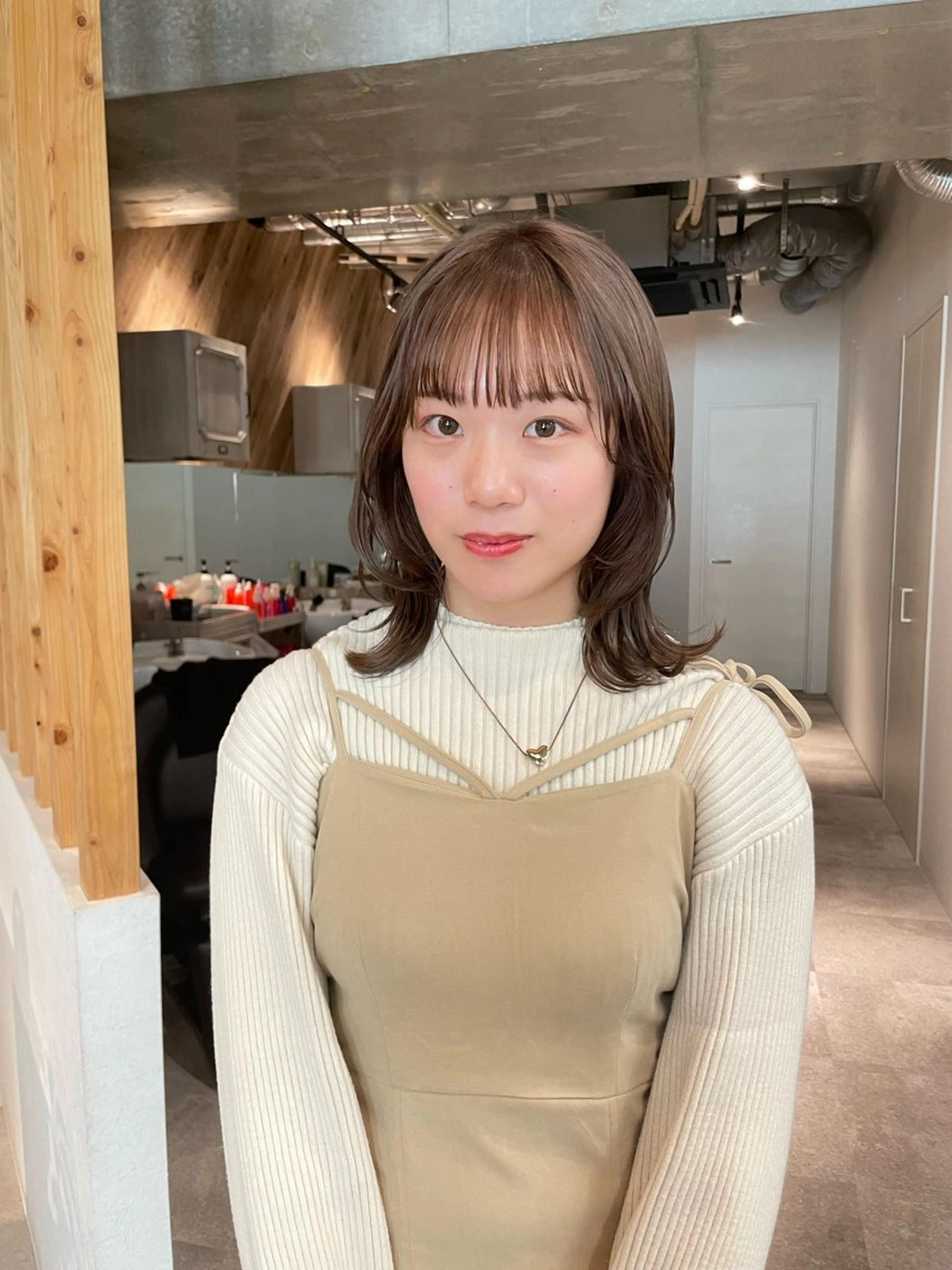 ミディアム カラー ブリーチ ブラウンカラー 透明感カラー くびれヘア レイヤーカット カット A/LEE所属・久保田 千尋のヘアスタイル