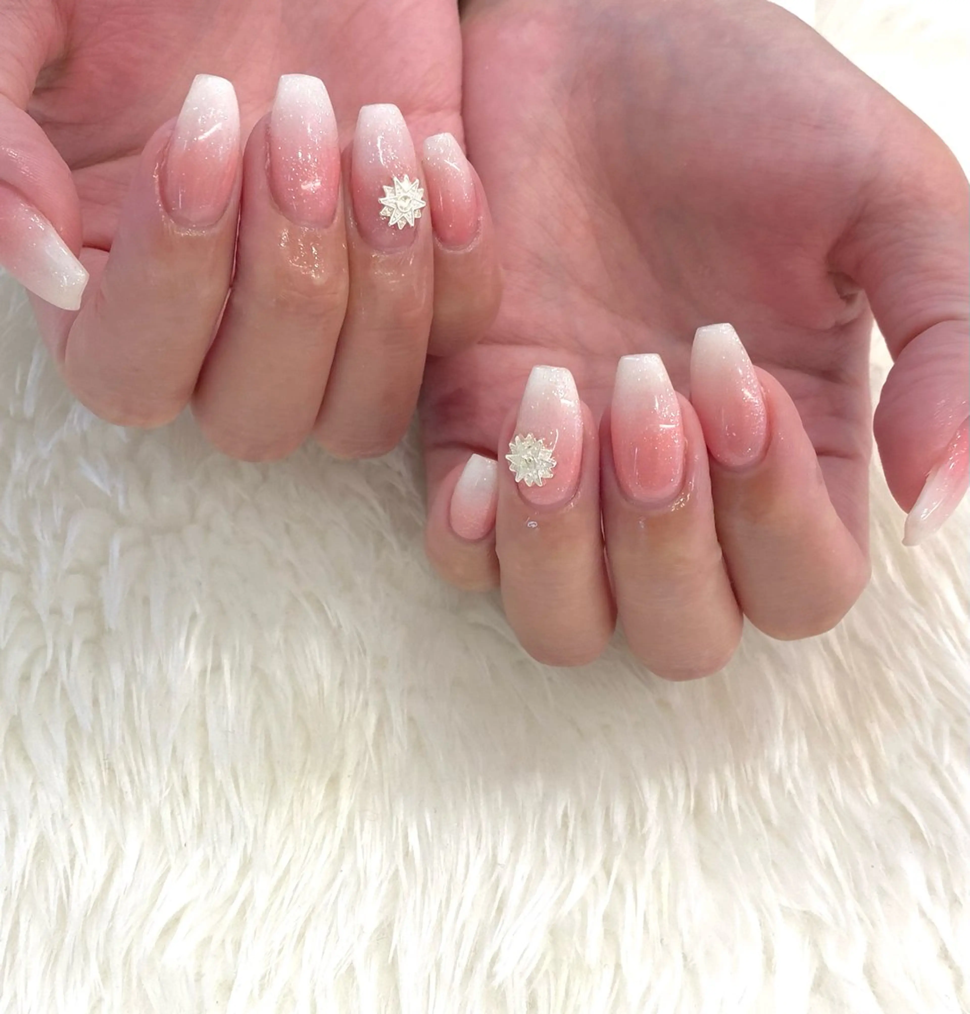 ネイル ジェルネイル グラデーション キラキラネイル ラメ(グリッター) Nailsalon Merci所属・Merci momoのネイルデザイン