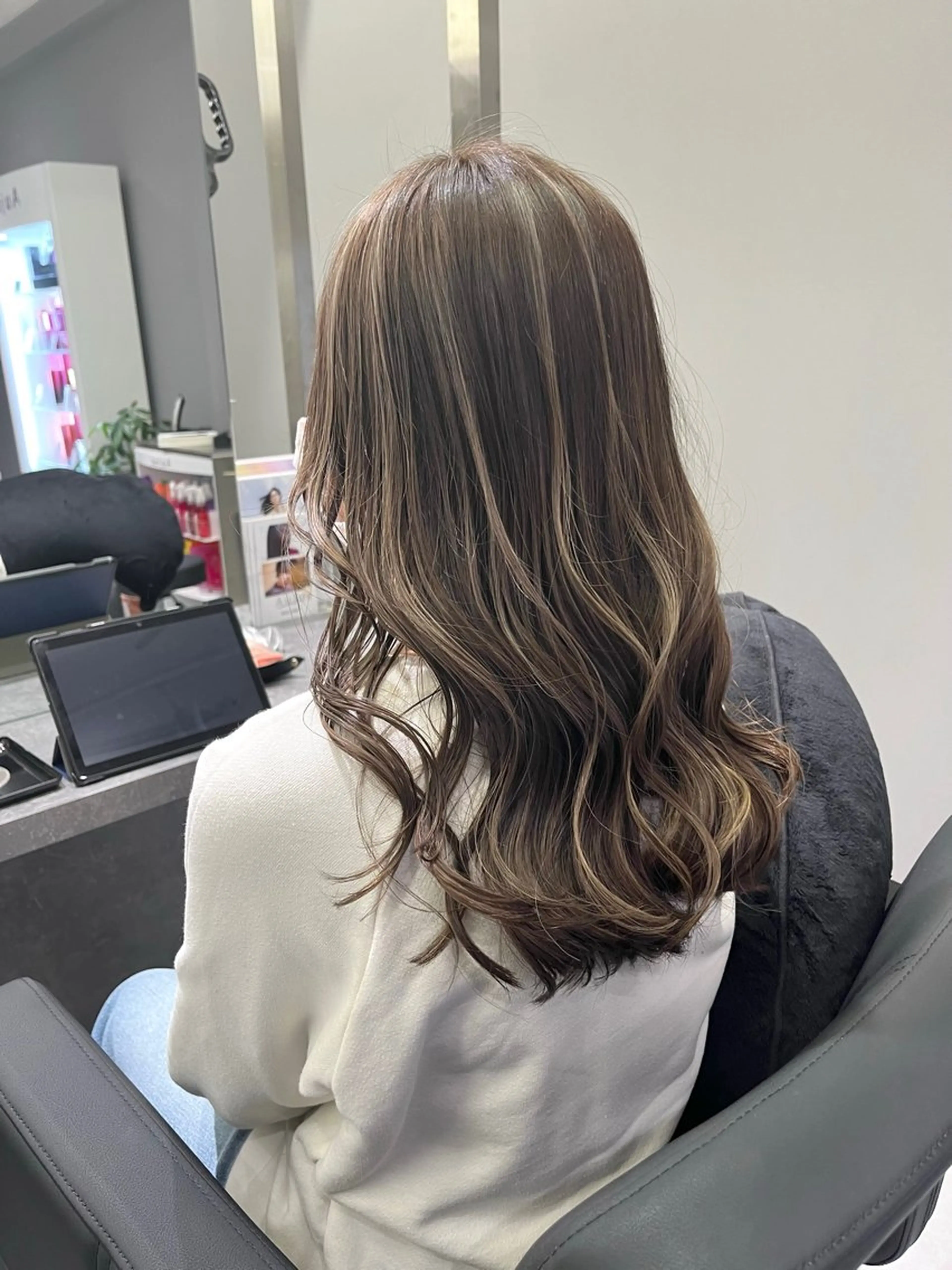 ロング カラー カット ヘアカラー バレイヤージュ ハイライトのヘアスタイル