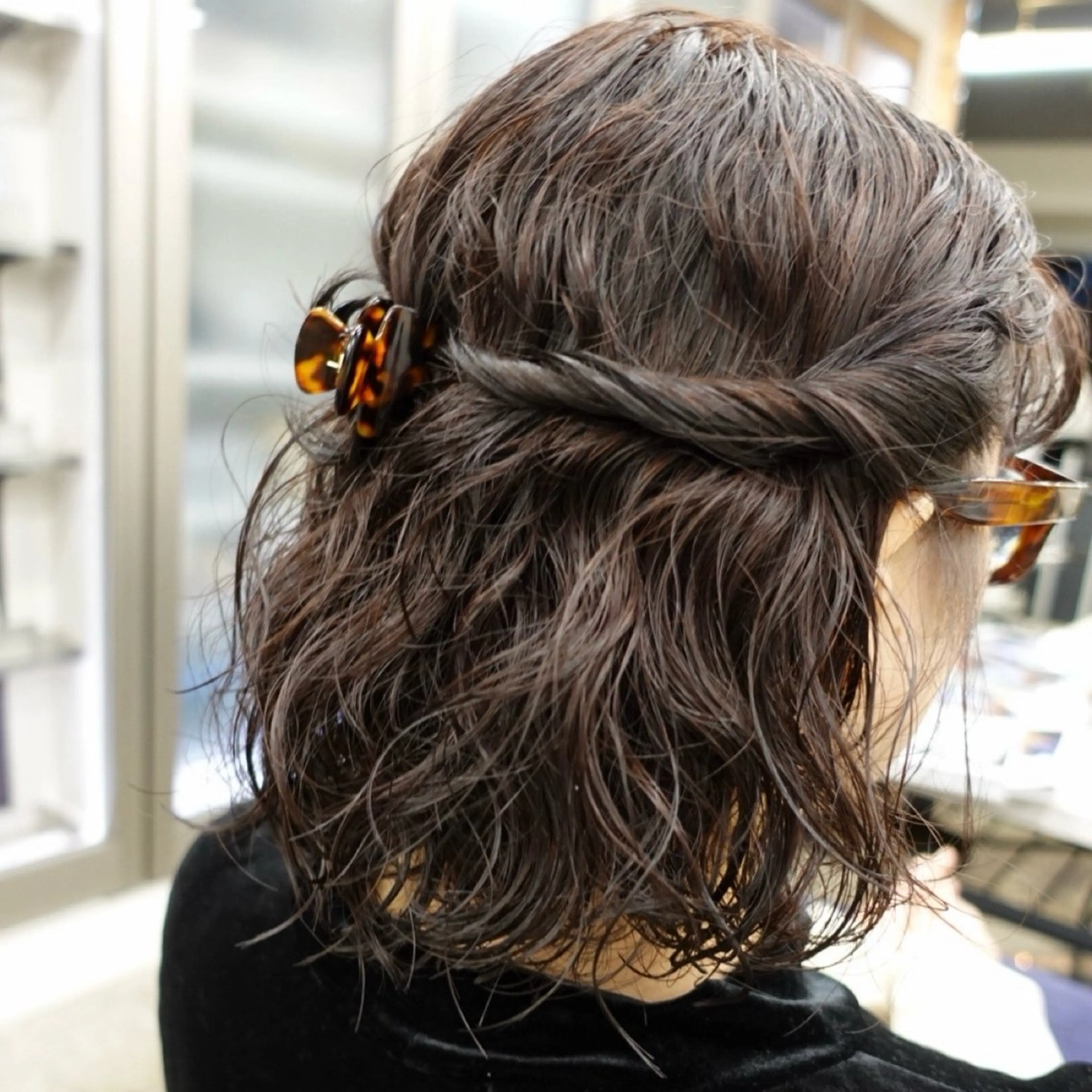 ミディアム カラー パーマ ヘアアレンジ ハーフアップ ミディアムパーマ ブラウンカラー カット ヘアカラー 🌐サトウ リョウ🌐のヘアスタイル