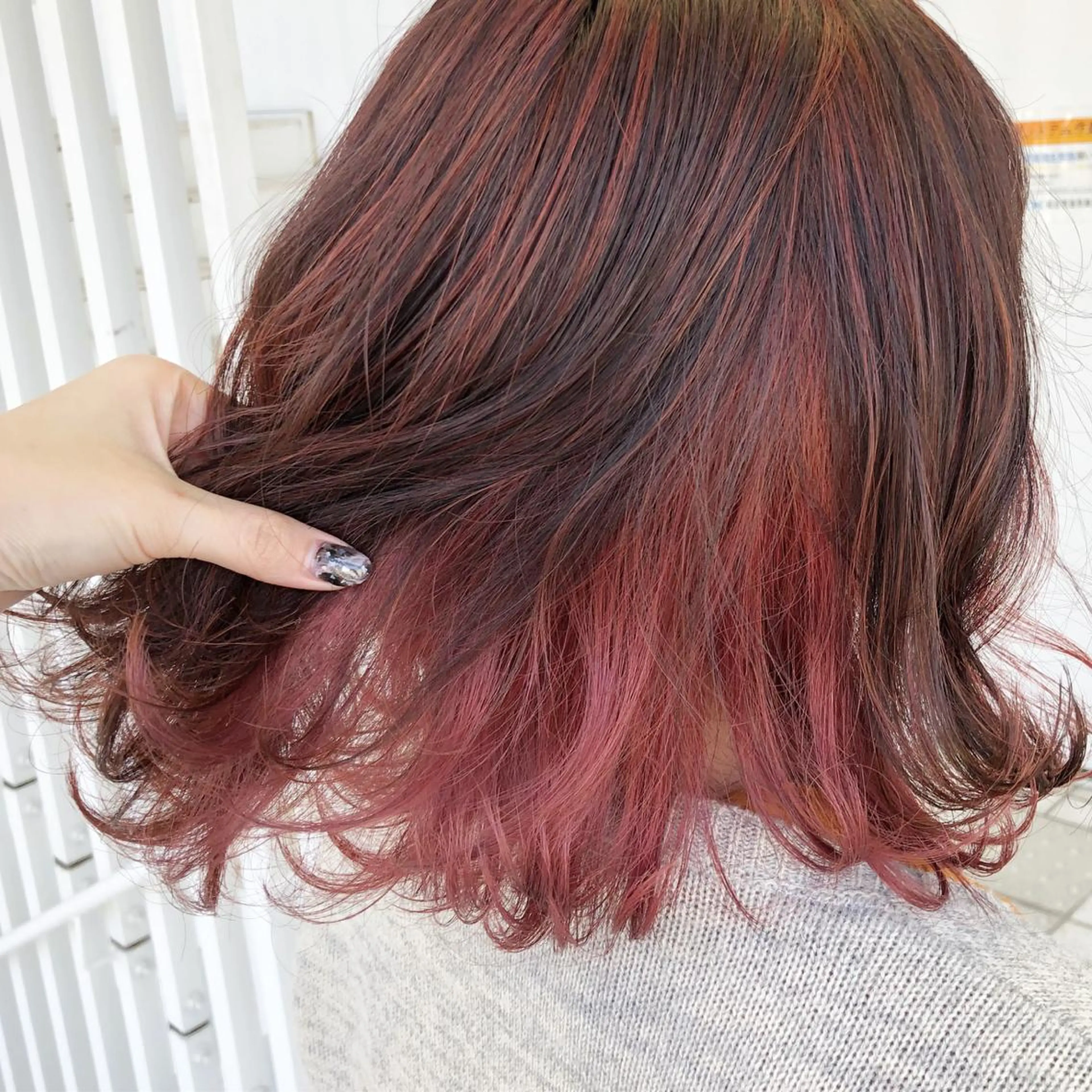 ミディアム カラー ハイライトカラー インナーカラー ピンクカラー ハイライト 佐々木 好乃のヘアスタイル