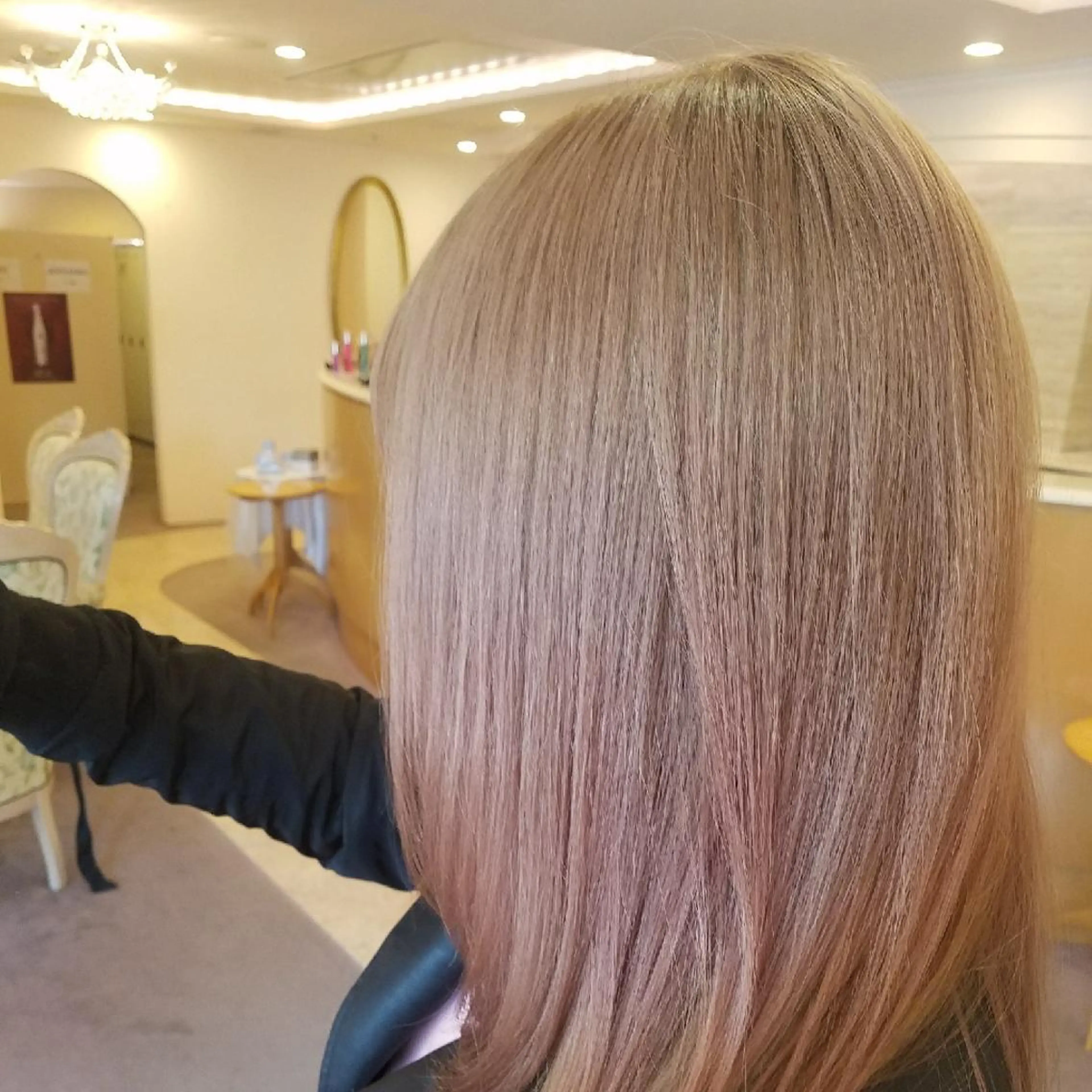 セミロング カラー ハイライトカラー ハイトーンカラー ピンクカラー ハイライト EMANON名古屋所属・美谷添（ミヤゾエ） まどか大人ヘアサロンのヘアスタイル