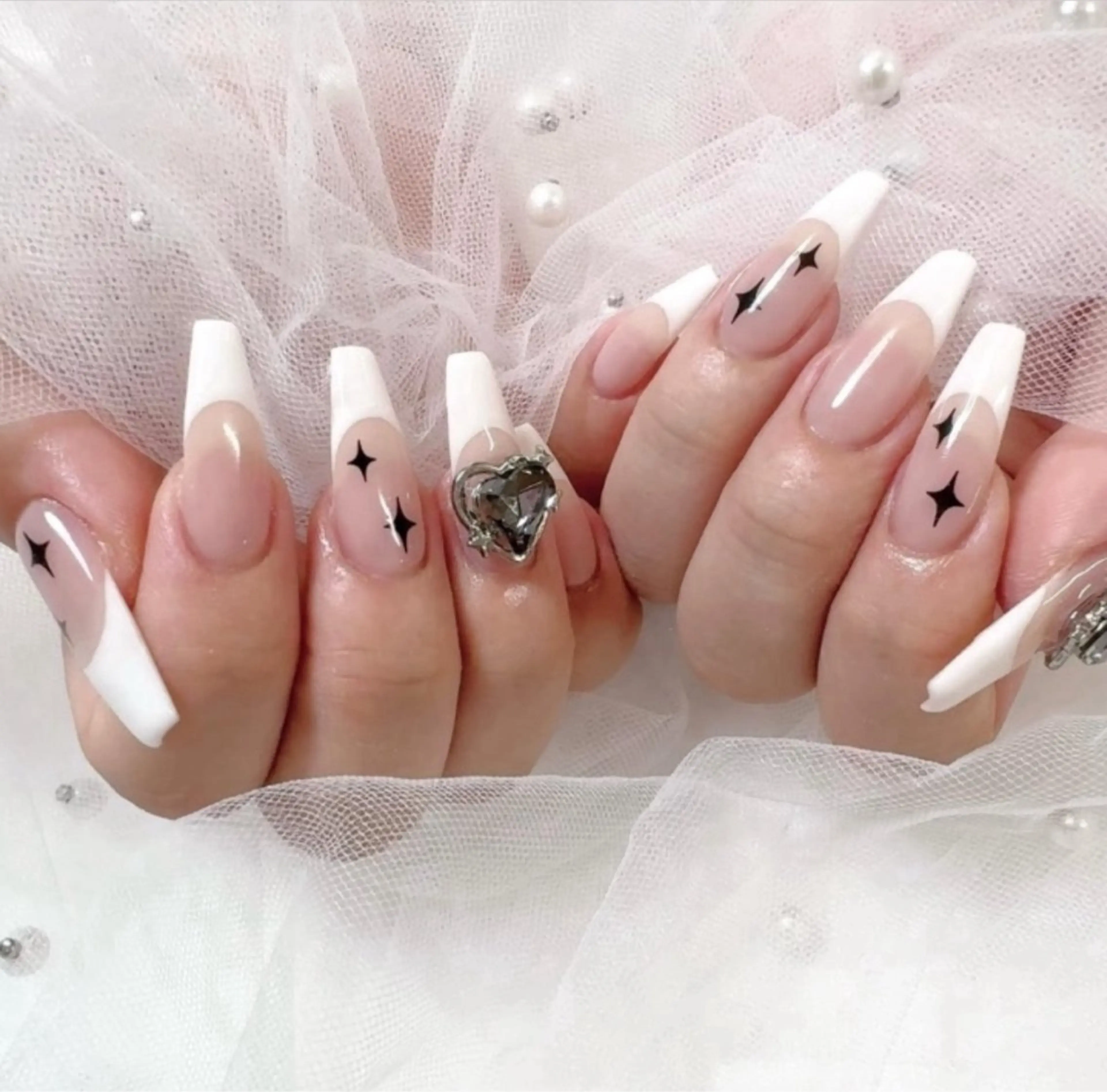 ネイル フレンチネイル キラキラネイル マグネットネイル ミラーネイル ニュアンスネイル ハンドネイル Lyn TA Nailのネイルデザイン