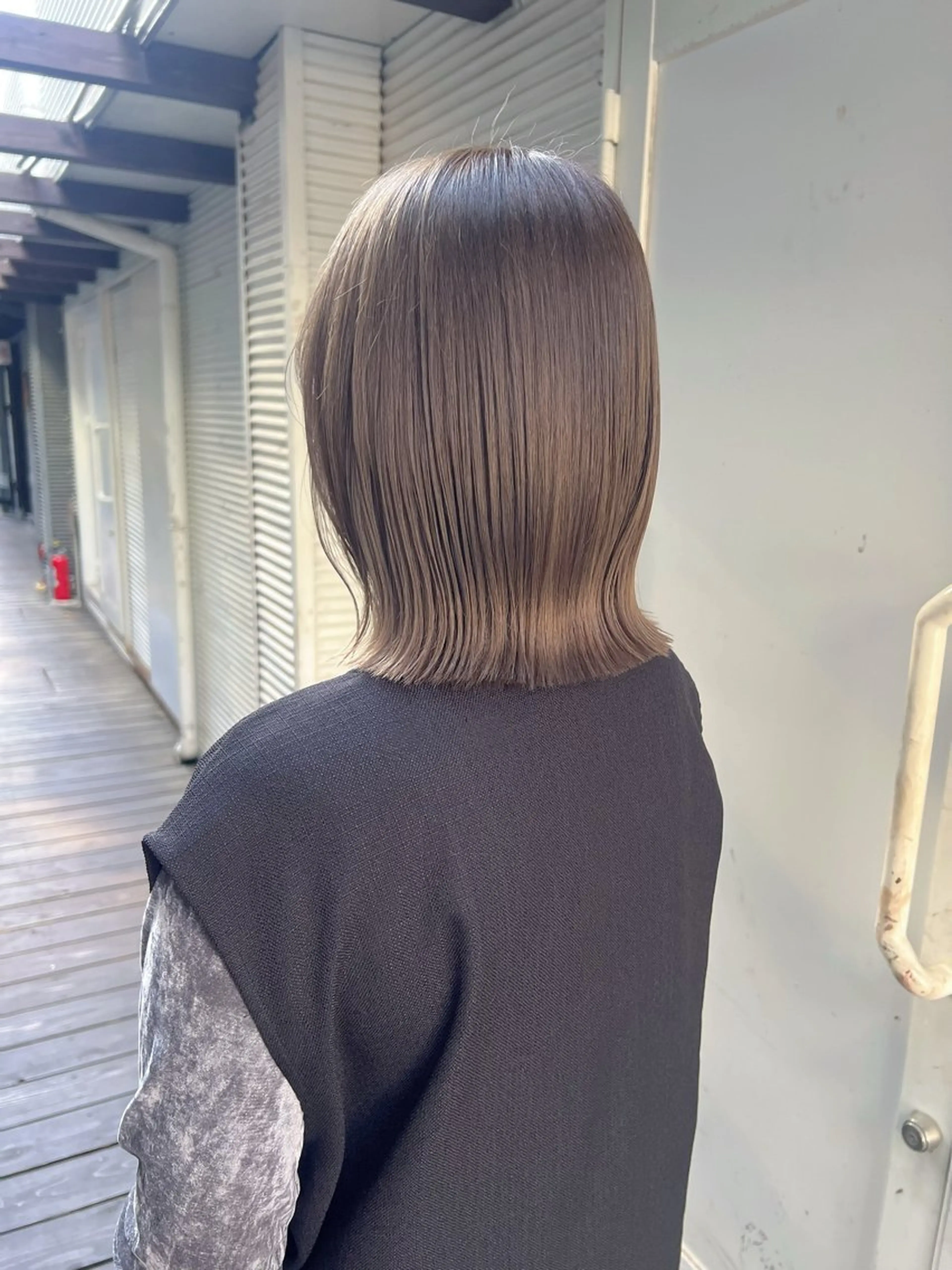 ショート カラー ベージュカラー ブリーチ ケアブリーチ グレージュ ハイトーンカラー カット ヘアカラー ユ イのヘアスタイル