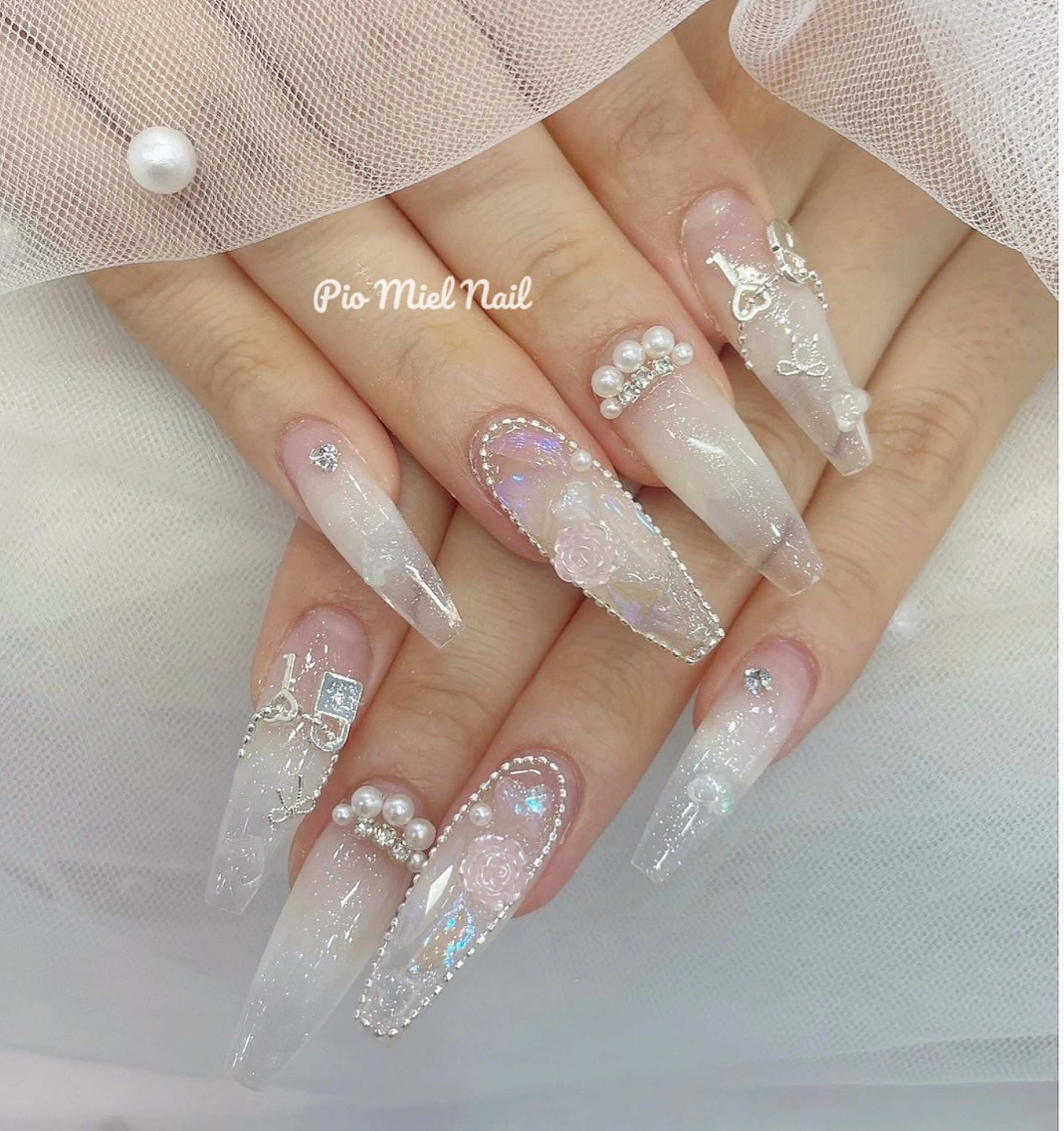 ロング ハンドネイル Pio Mielのネイルデザイン