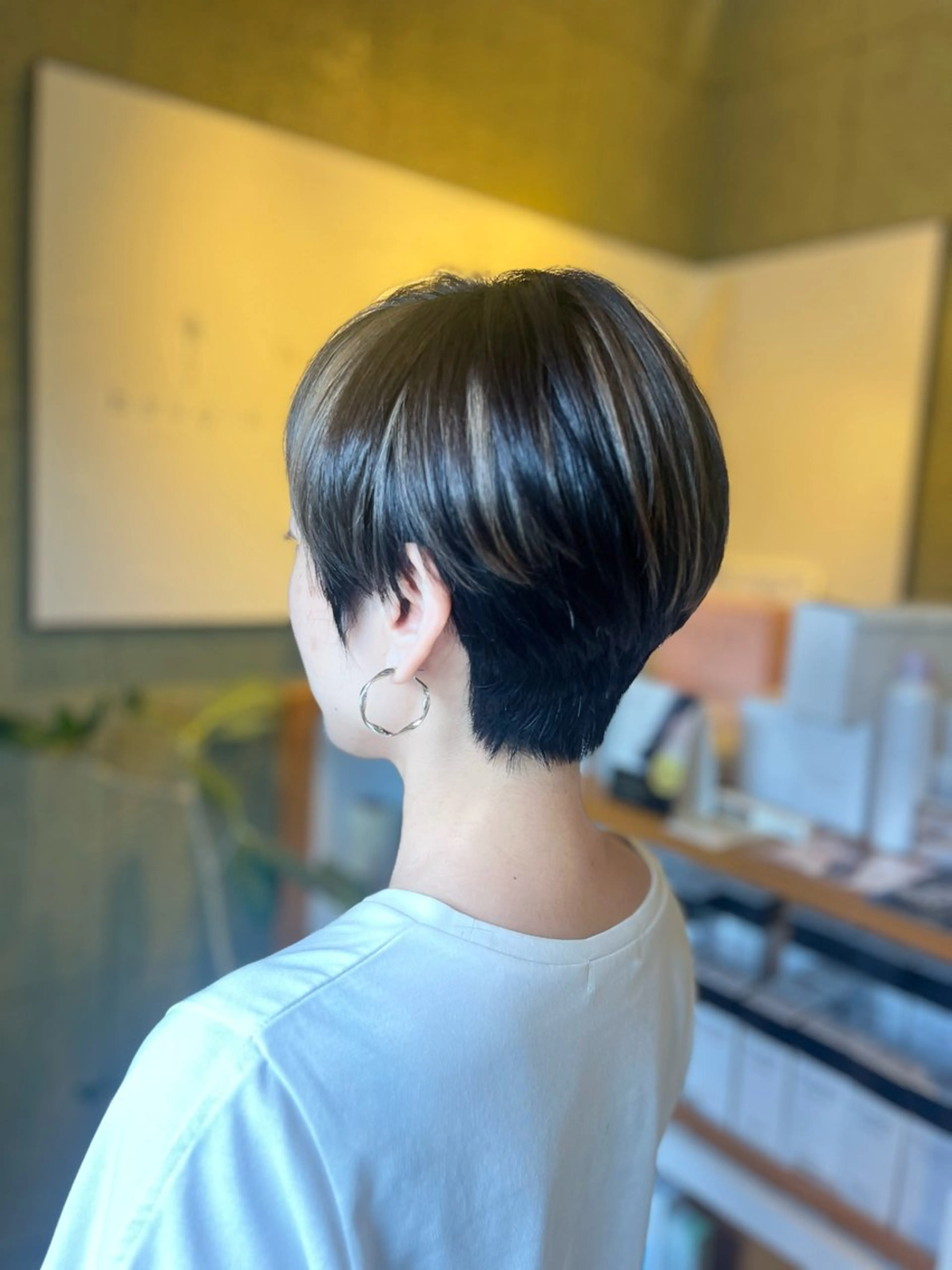 ショート ハンサムショート ショートヘア ヘアカラー 似合わせカット✂︎ ハイライトカラー🩵のヘアスタイル