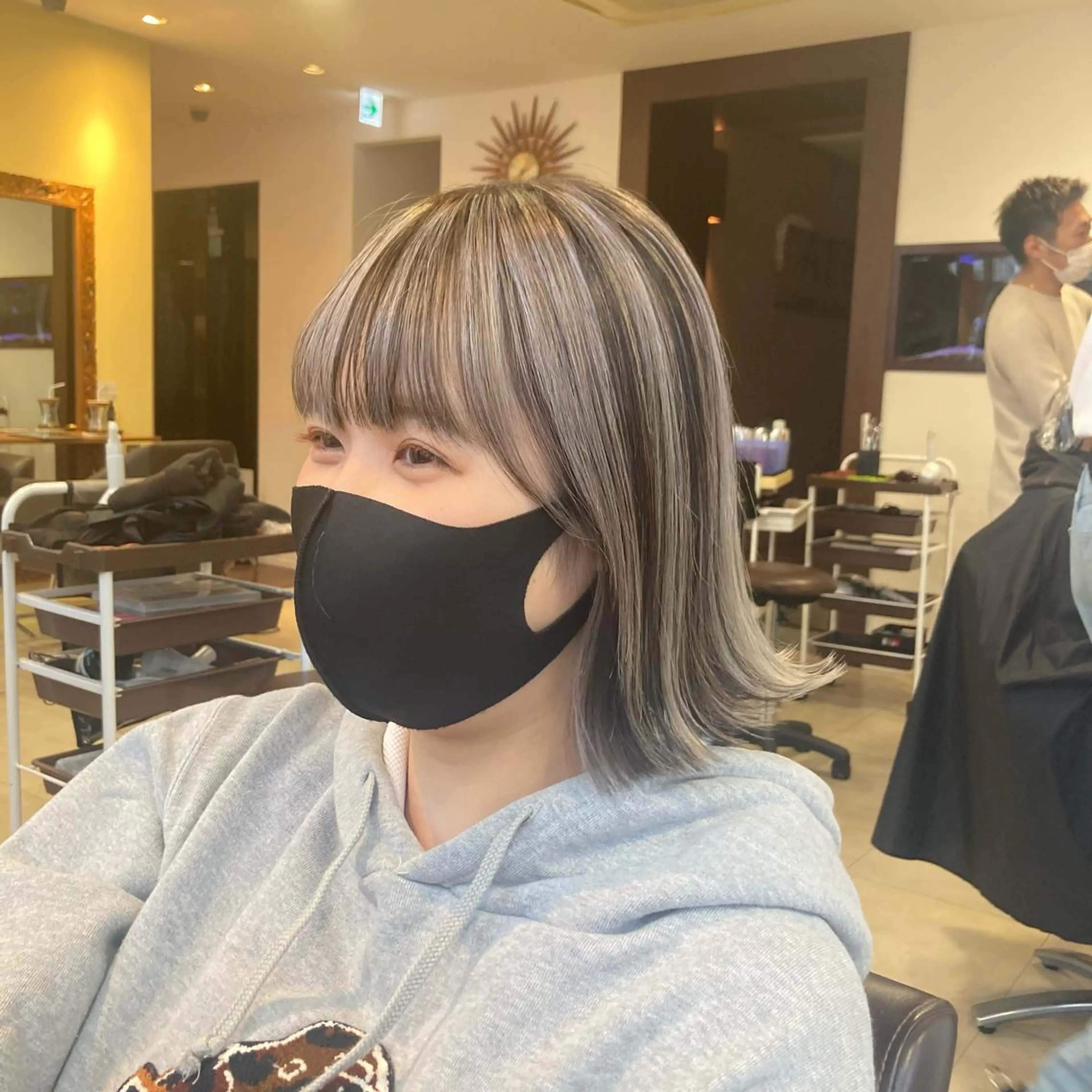 ミディアム カラー ハイライトカラー シルバー ハイライト カット 縮毛矯正 トリートメント カットが上手い 💇‍♂🌸サク🌸のヘアスタイル