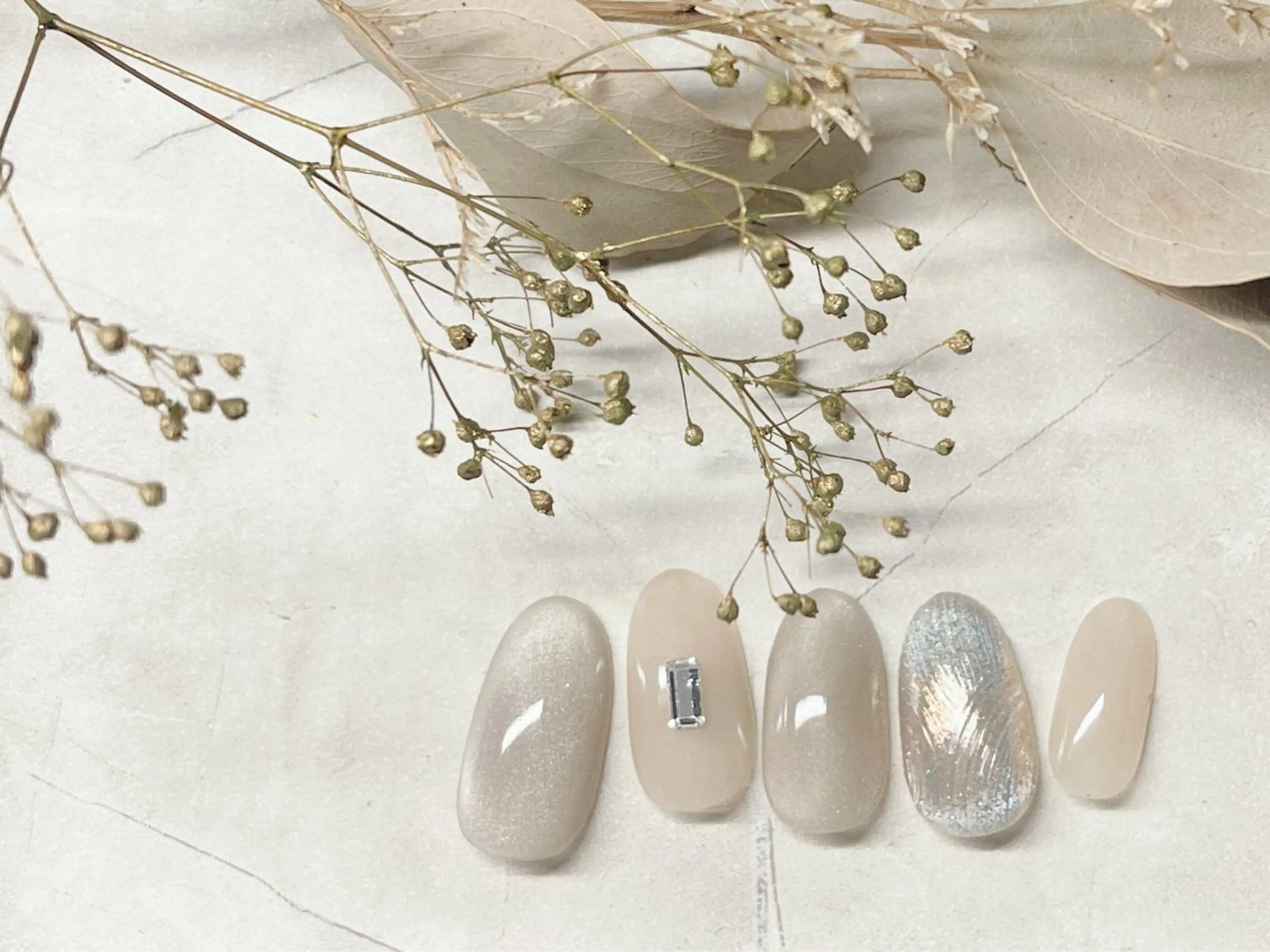 ネイル マグネットネイル ミラーネイル ニュアンスネイル ワンカラーネイル ストーンネイル ハンドネイル Nailsalon Sereno所属・Nailsalon Serenoのネイルデザイン