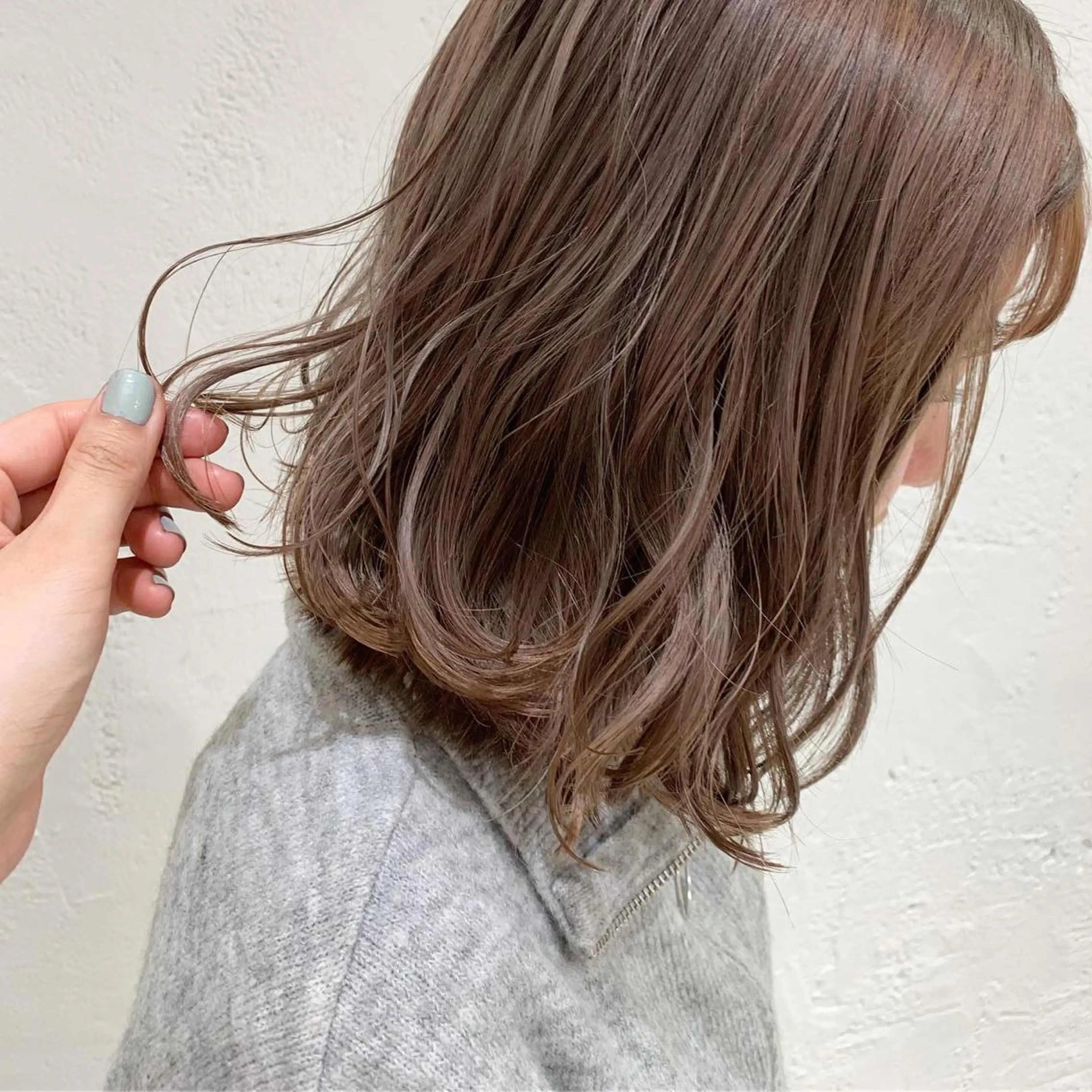 ミディアム カラー ヘアアレンジ ベージュカラー ブリーチ ミルクティーベージュ 🫧透明感カラー/ ボブ/小笠原🪽のヘアスタイル