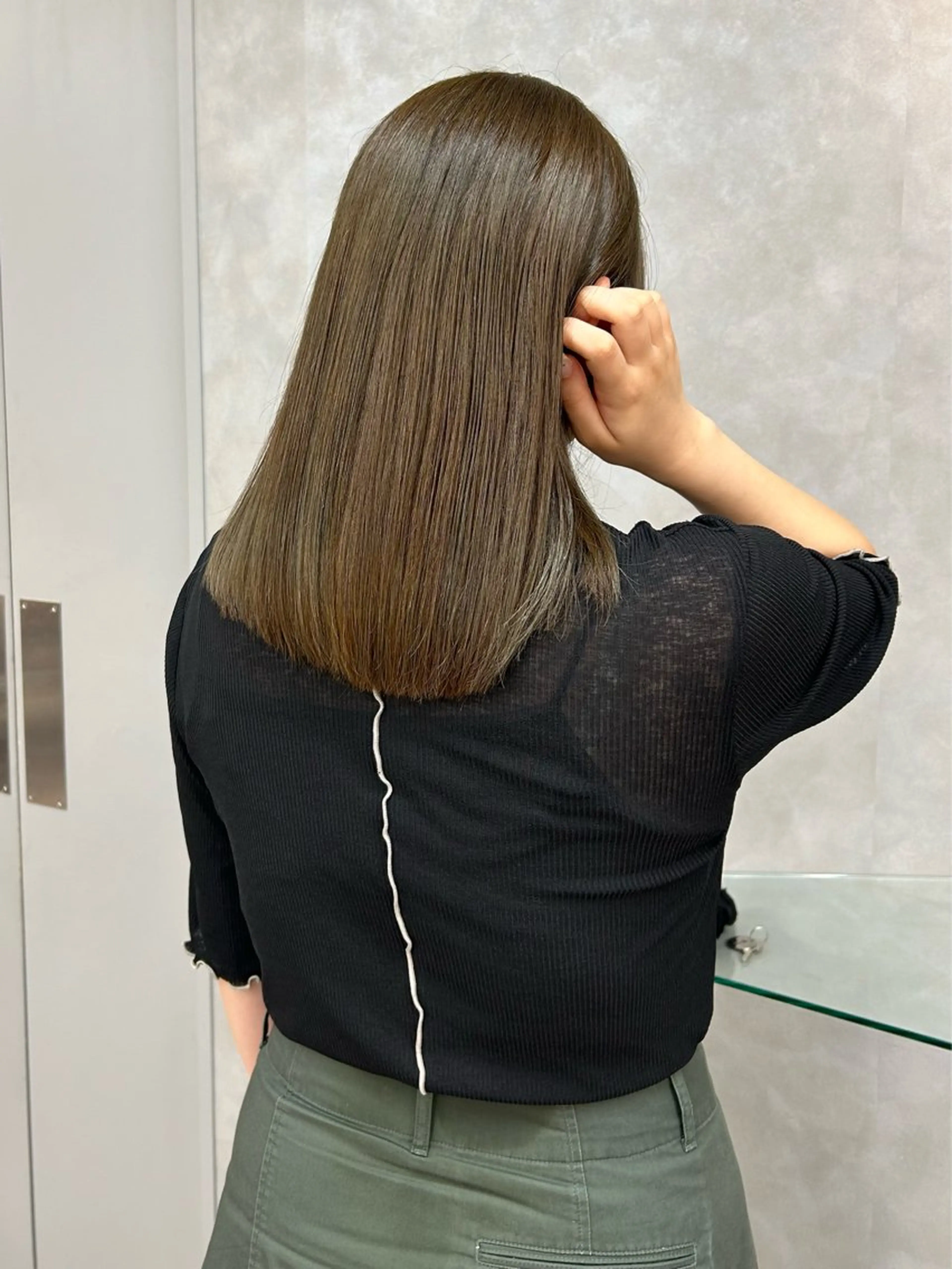 セミロング ルネ所属・切りっぱなしボブ グレージュ/福田梢のヘアスタイル