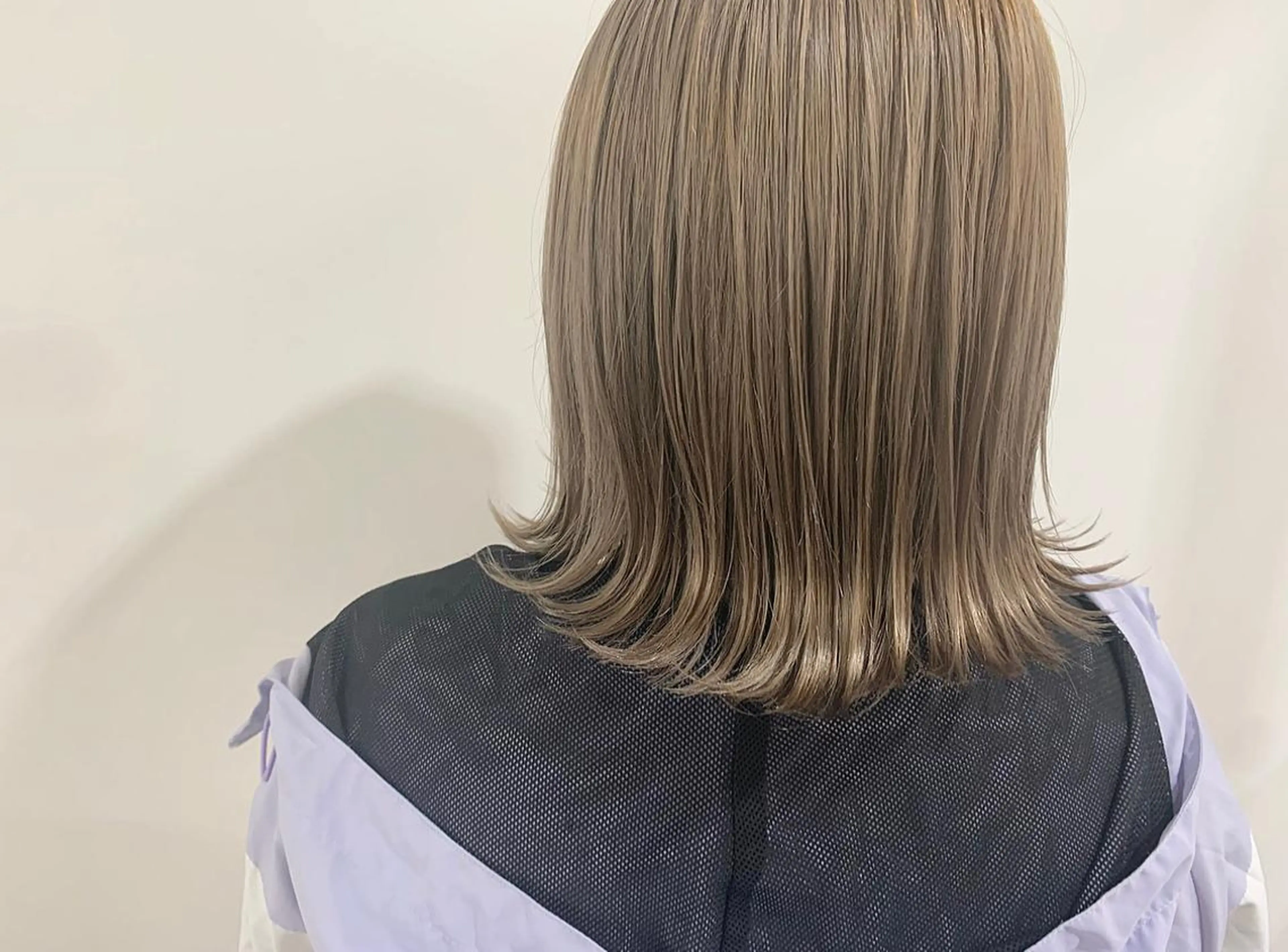 ミディアム カラー ヘアアレンジ ブリーチ ケアブリーチ グレージュ ミルクティーグレージュ ヘアカラー たかいわ みきのヘアスタイル