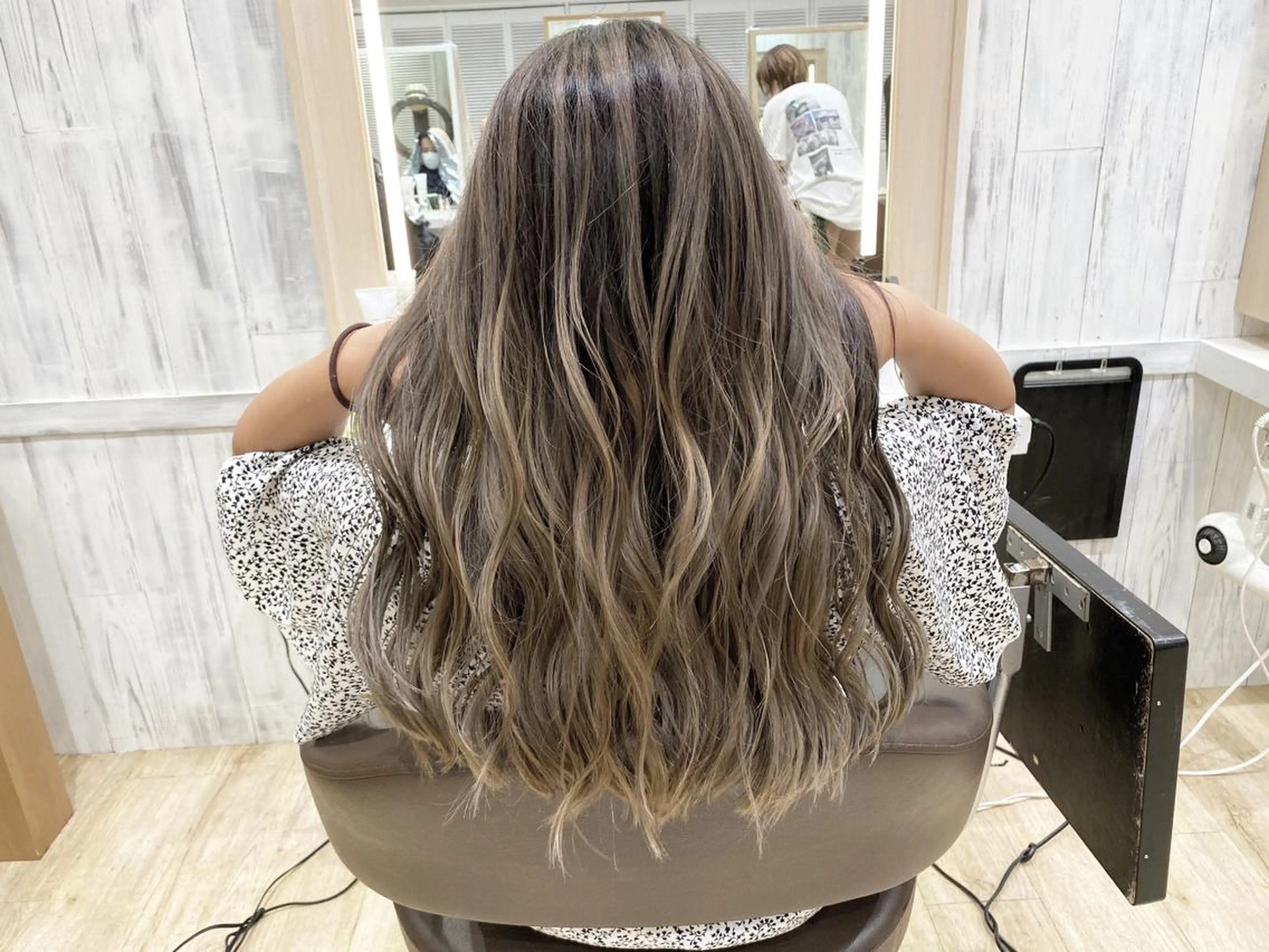 セミロング カラー バレイヤージュ ベージュカラー ミルクティーベージュ レイヤーカット ヘアカラー デザインカラー 店長🌈annaのヘアスタイル