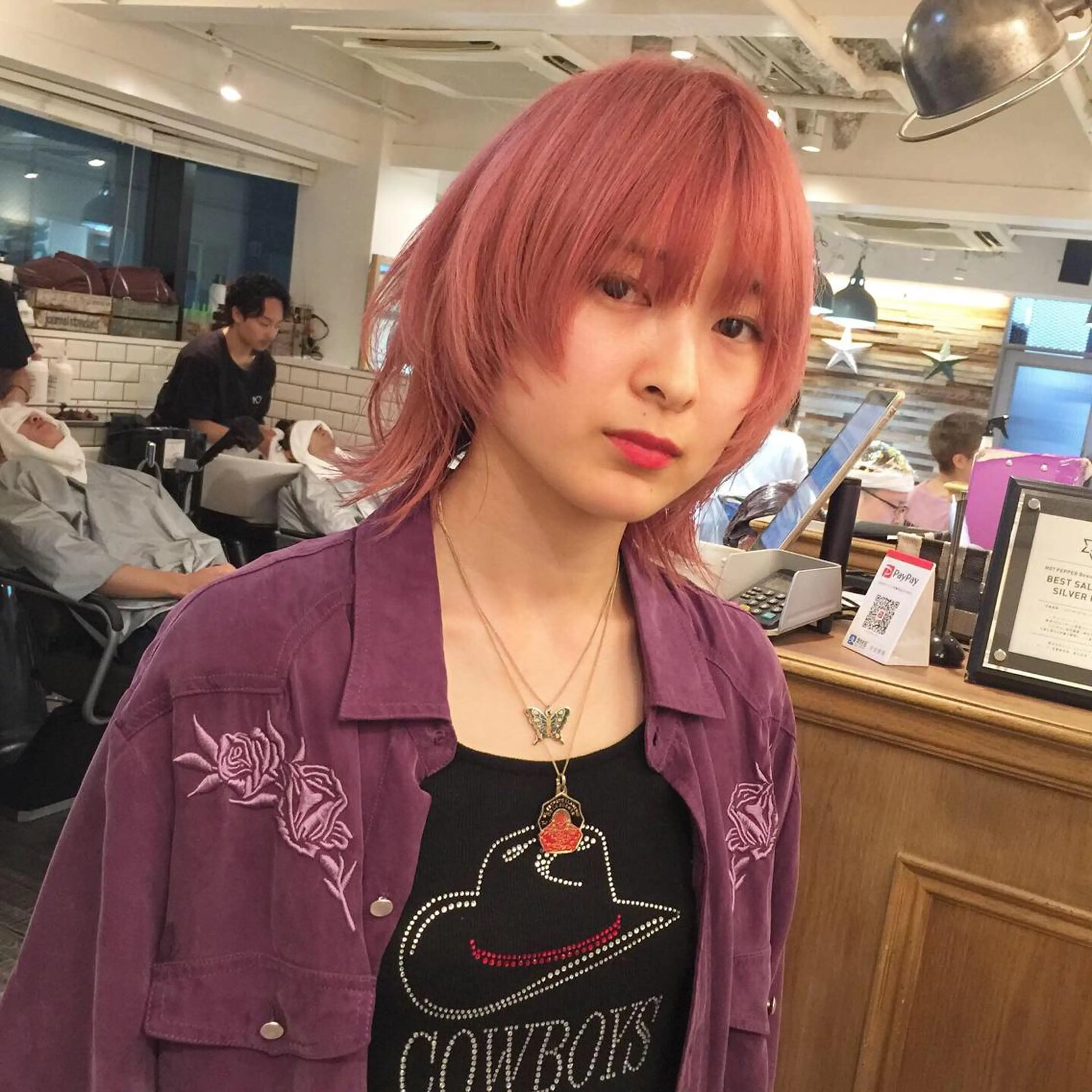 ミディアム カラー ピンクカラー ウルフカット ホワイト&レイヤーカ ットエクステ長畠俊輔のヘアスタイル