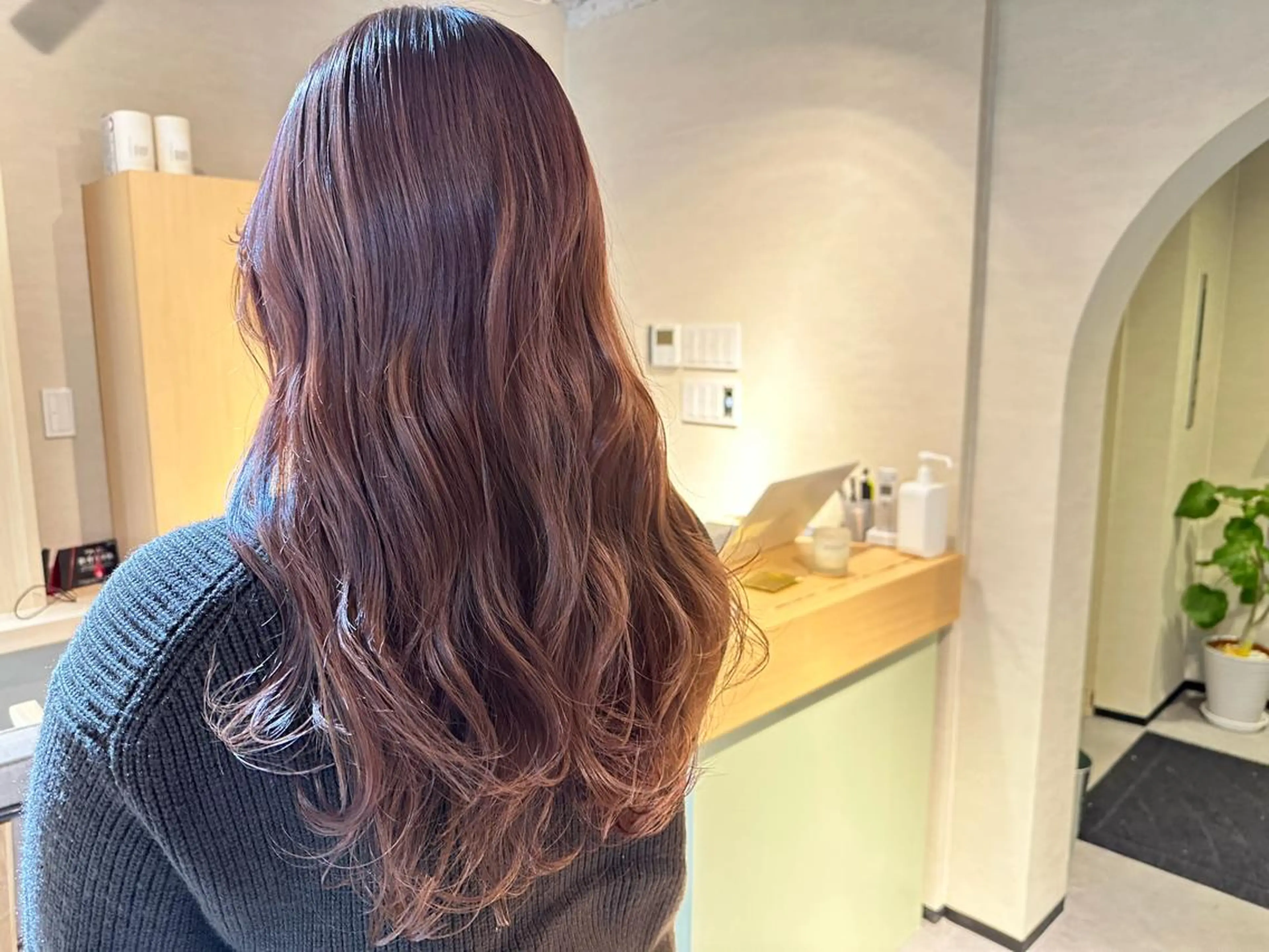ロング カラー ベージュカラー ブリーチ ピンクカラー ピンクベージュ 【Uneユヌ】菊地 春那のヘアスタイル