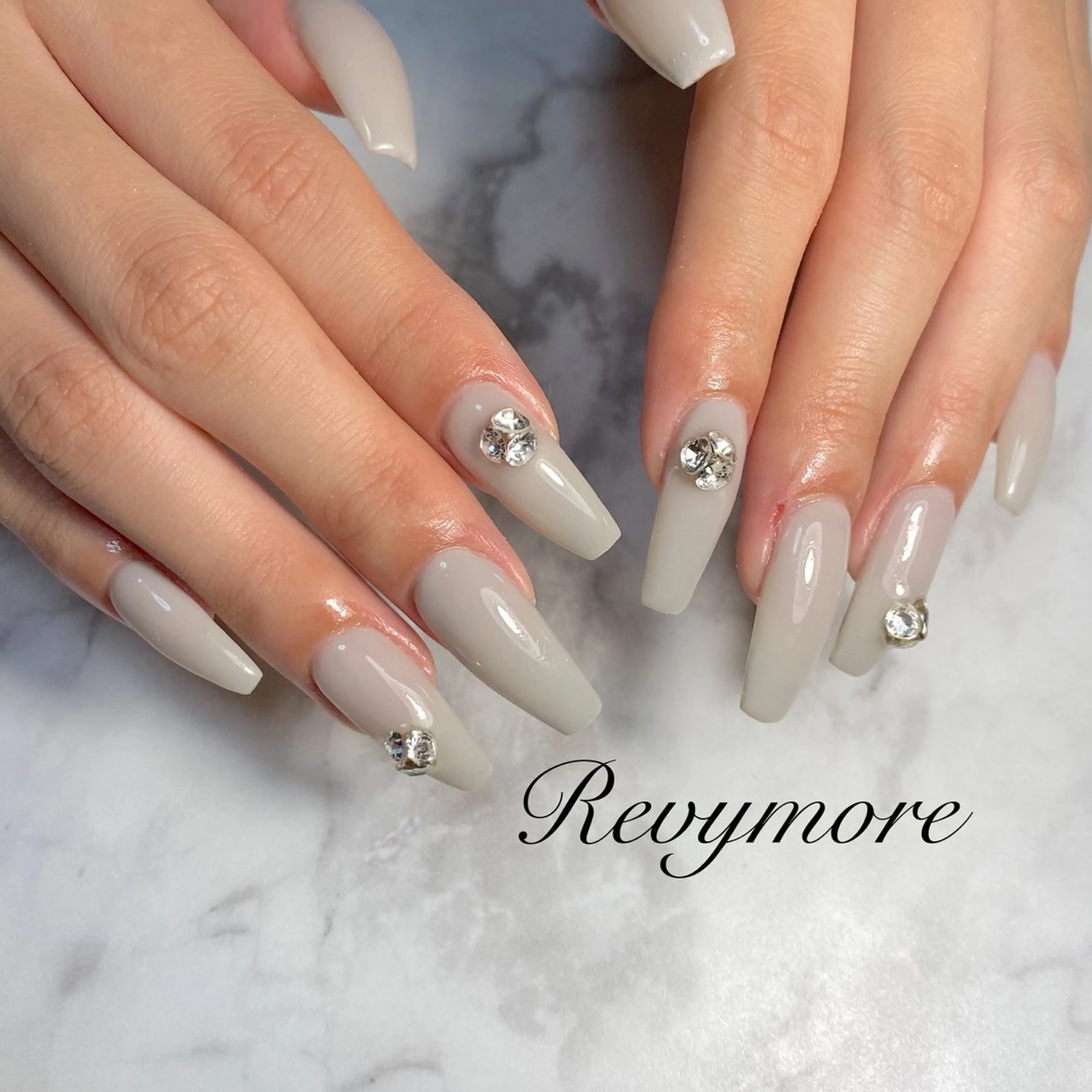 ネイル ジェルネイル キラキラネイル 韓国ネイル ニュアンスネイル オフィスネイル nail salon Revymore所属・nail salon Revymoreのネイルデザイン
