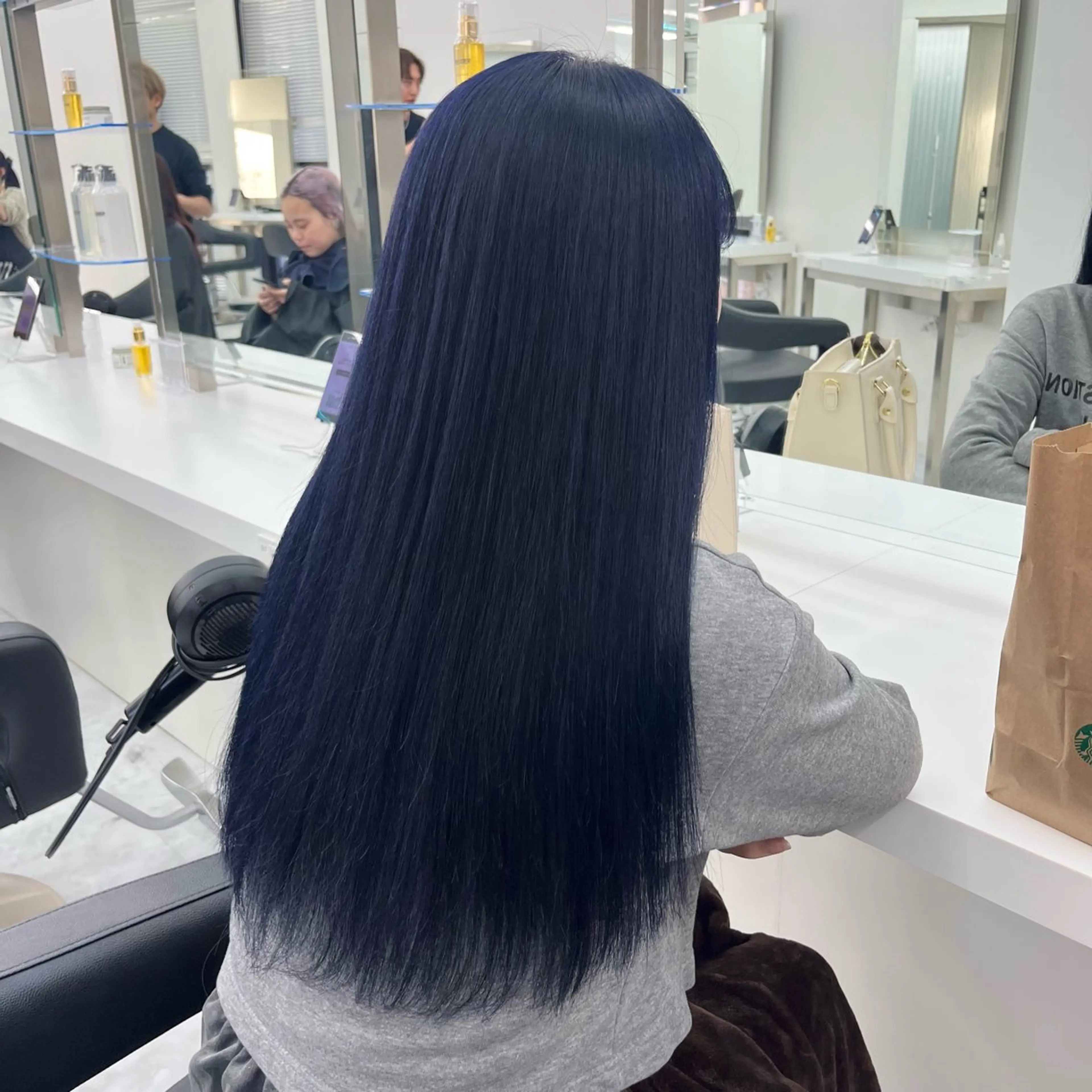 セミロング カラー ベージュカラー 黒髪 ブリーチ ブルーカラー ブルーブラック ヘアカラー トリートメント ハイトーン/ 髪質改善/上質艶髪のヘアスタイル