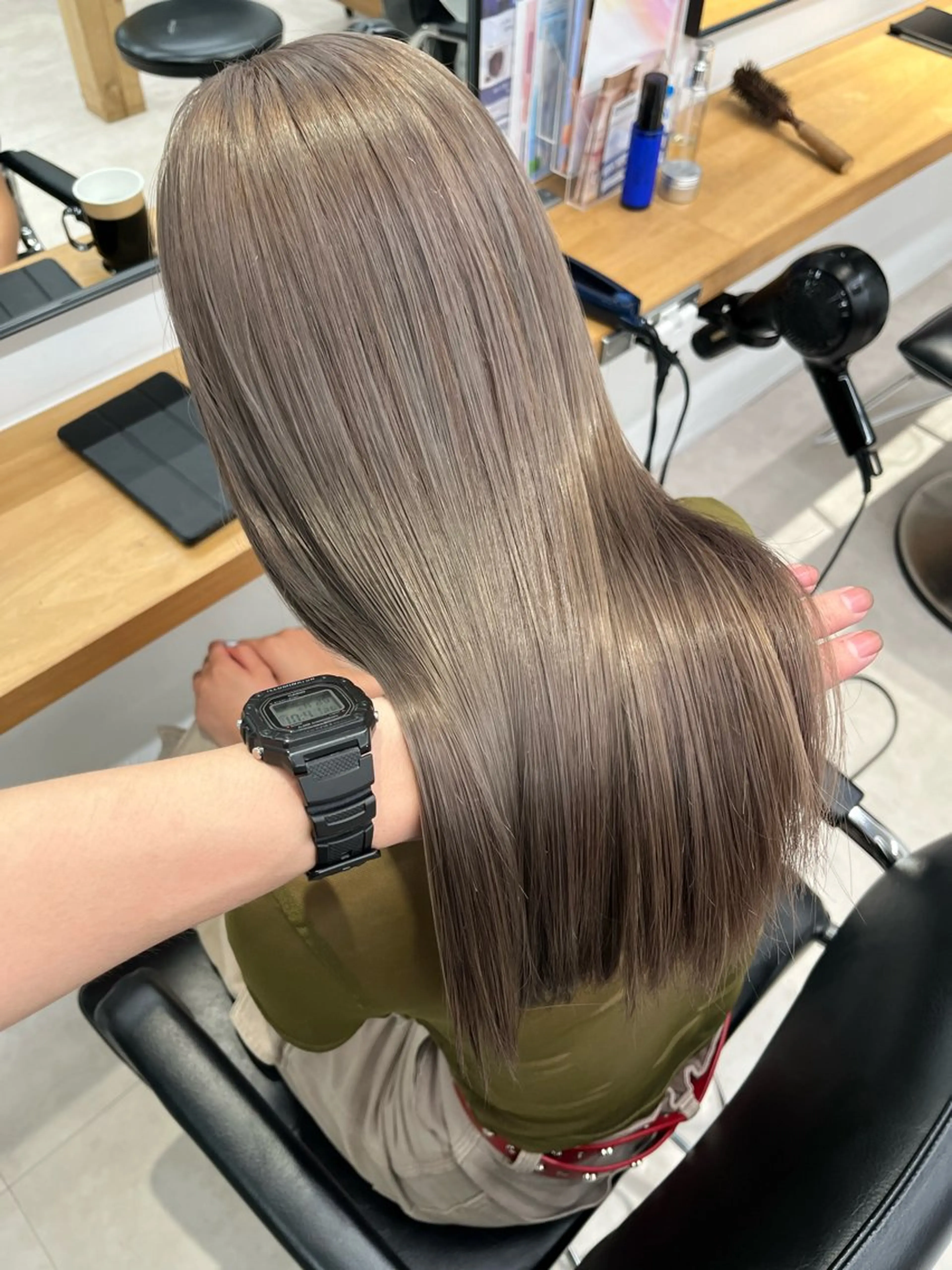 ロング カラー ベージュカラー ブリーチ ダブルカラー ハイトーンカラー ヘアカラー トリートメント ヨシダ トモキのヘアスタイル