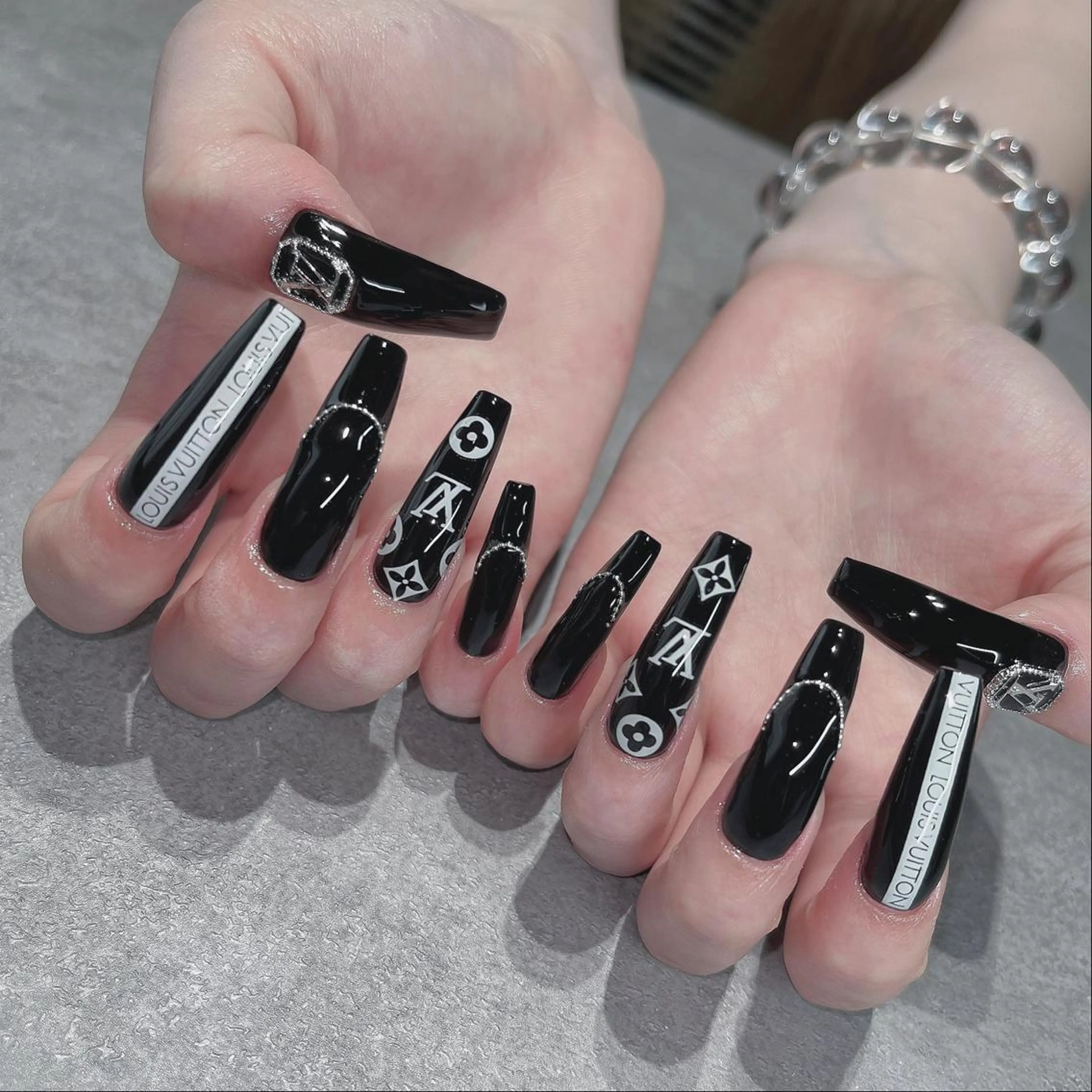 ネイル フットネイル フレンチネイル ジェルネイル ラメ(グリッター) ラメグラデーション ハンドネイル NEO Beauty Salon所属・𝐍𝐄𝐎 𝐉𝐔𝐑𝐈のネイルデザイン