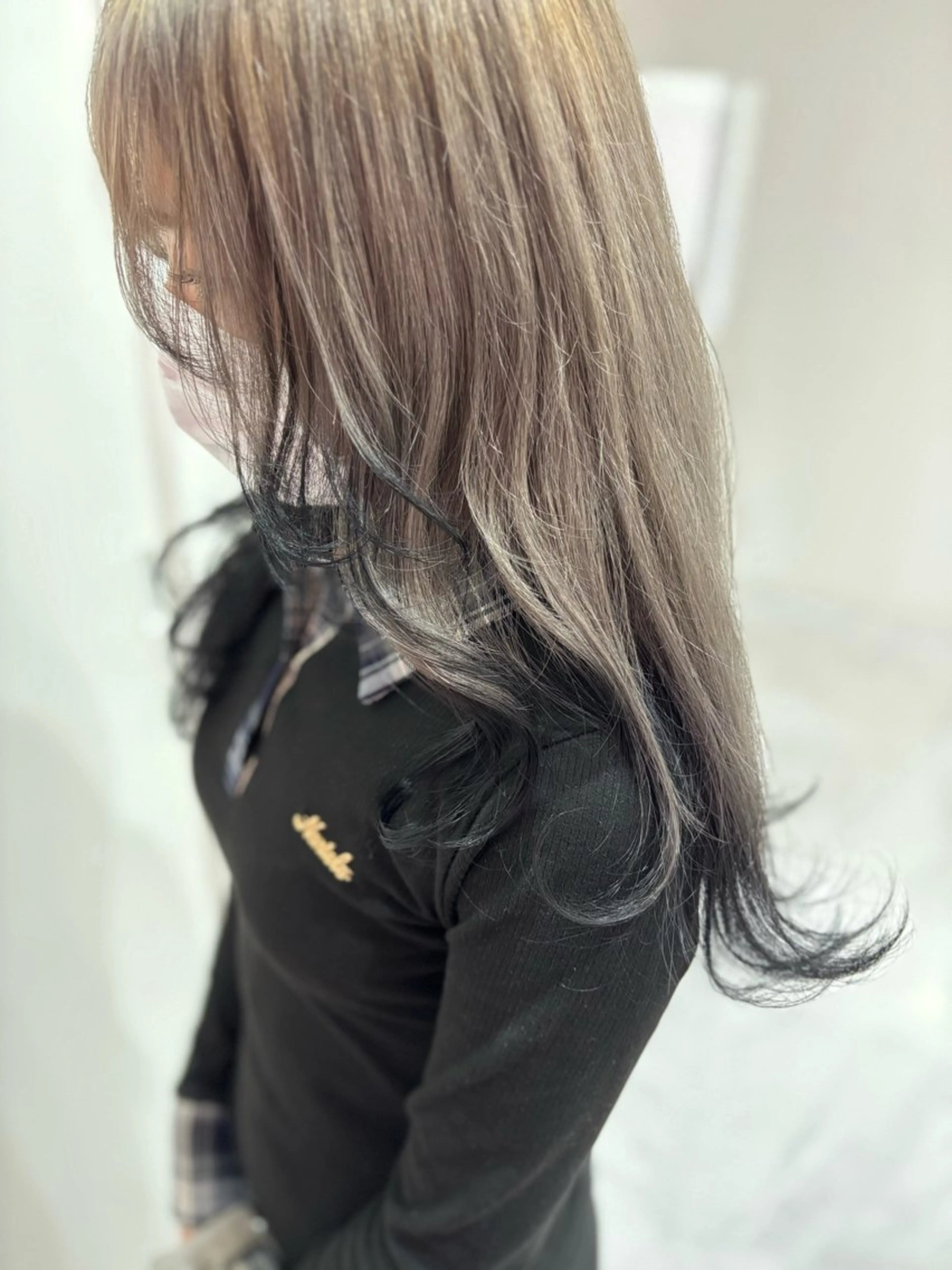 ロング カラー ブリーチ レイヤーカット ヘアカラー 山崎 南乃のヘアスタイル