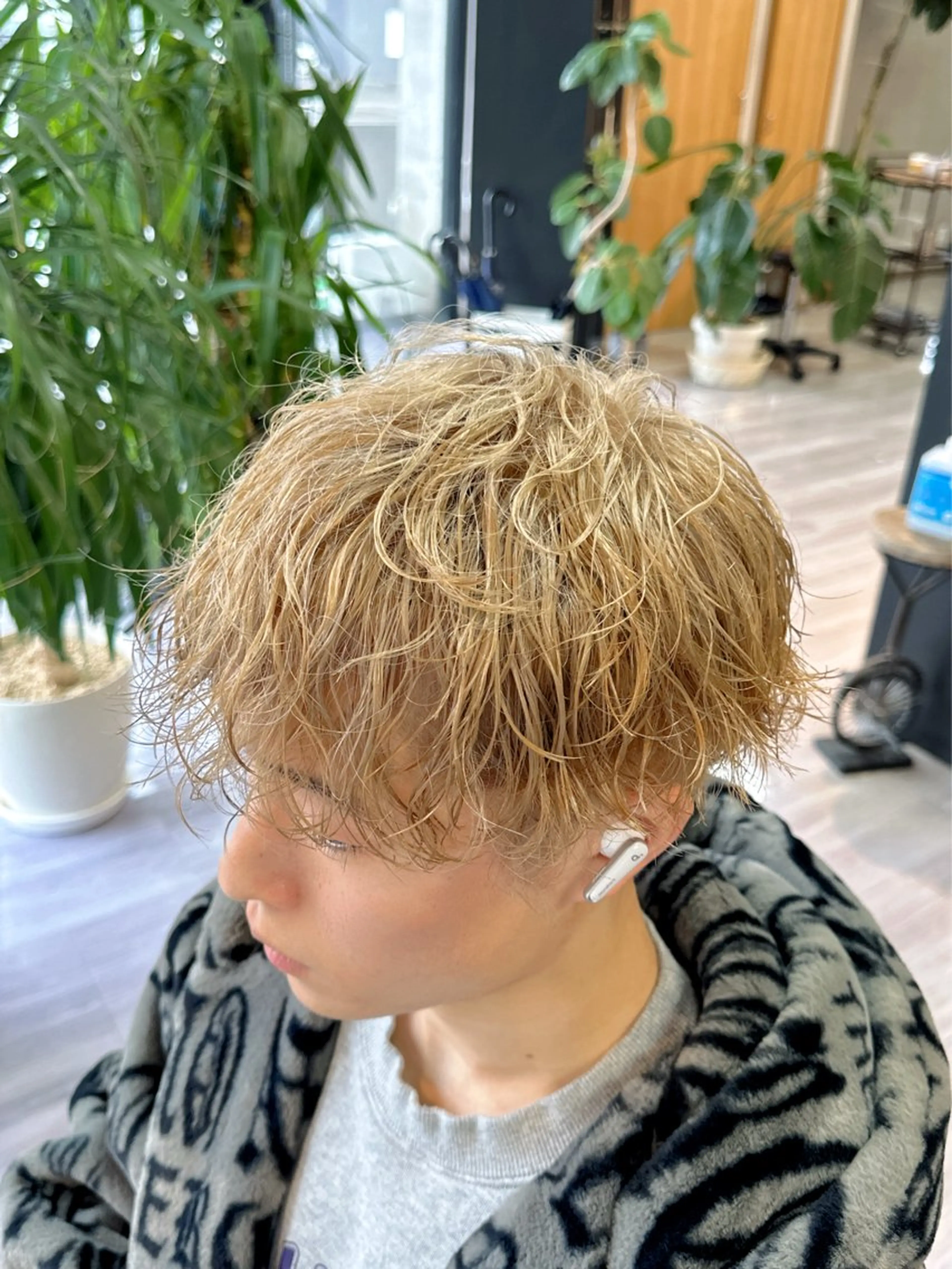 カラー パーマ メンズ メンズパーマ メンズツイストパーマ ベージュカラー ツイストパーマ カット ヘアカラー arika　オケシ リョウダイのヘアスタイル