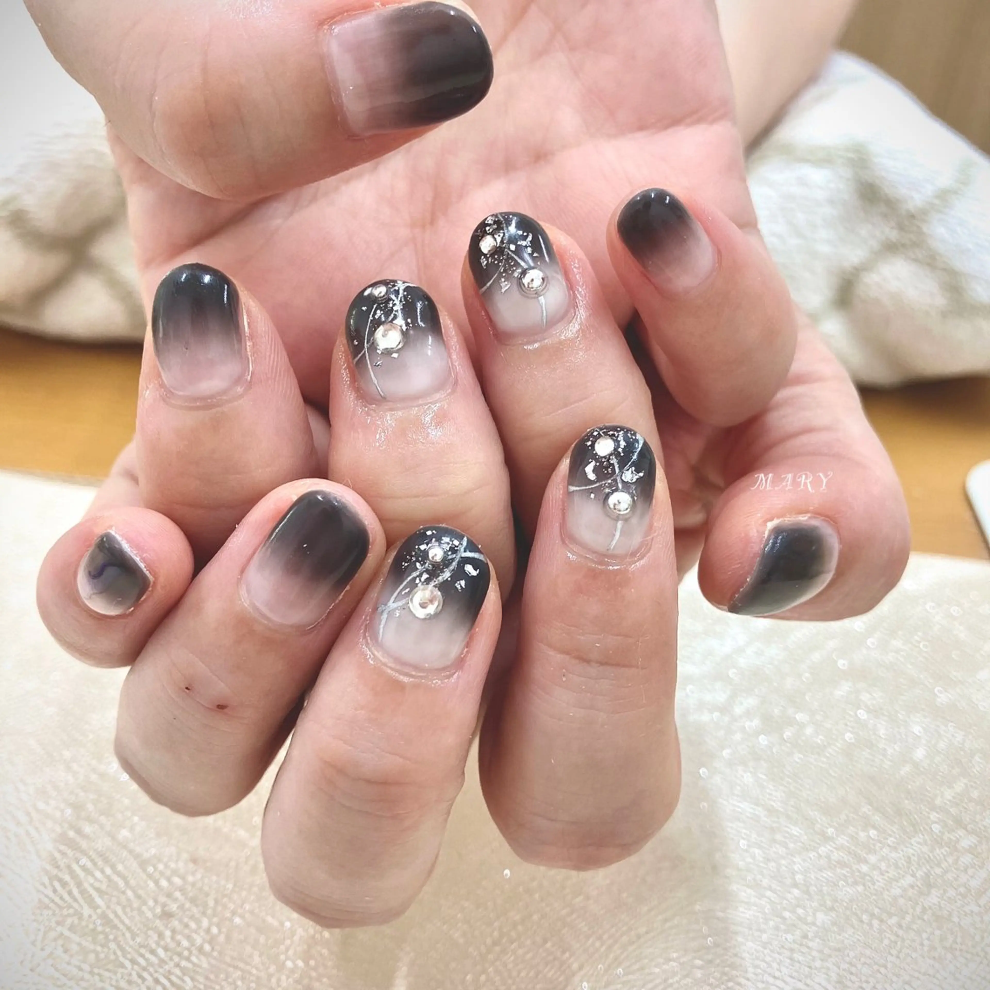 ネイル グラデーション キラキラネイル ニュアンスネイル ハンドネイル Mary nail所属・Mary nail .narumiのネイルデザイン