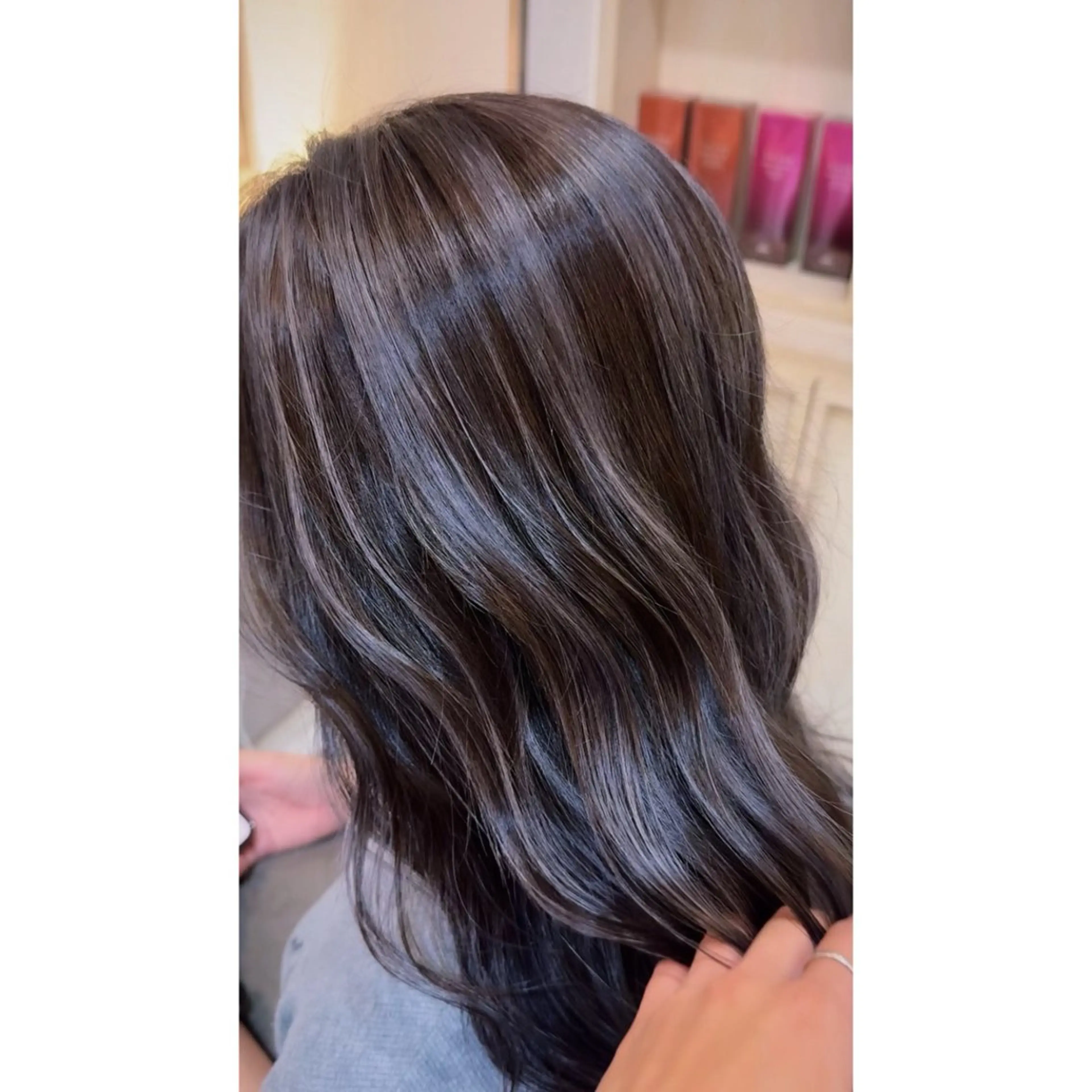 ロング カラー ハイライトカラー シルバー ハイライト カット ヘアカラー トリートメント beaute錦糸町 🦖⋆͛yuka💚のヘアスタイル