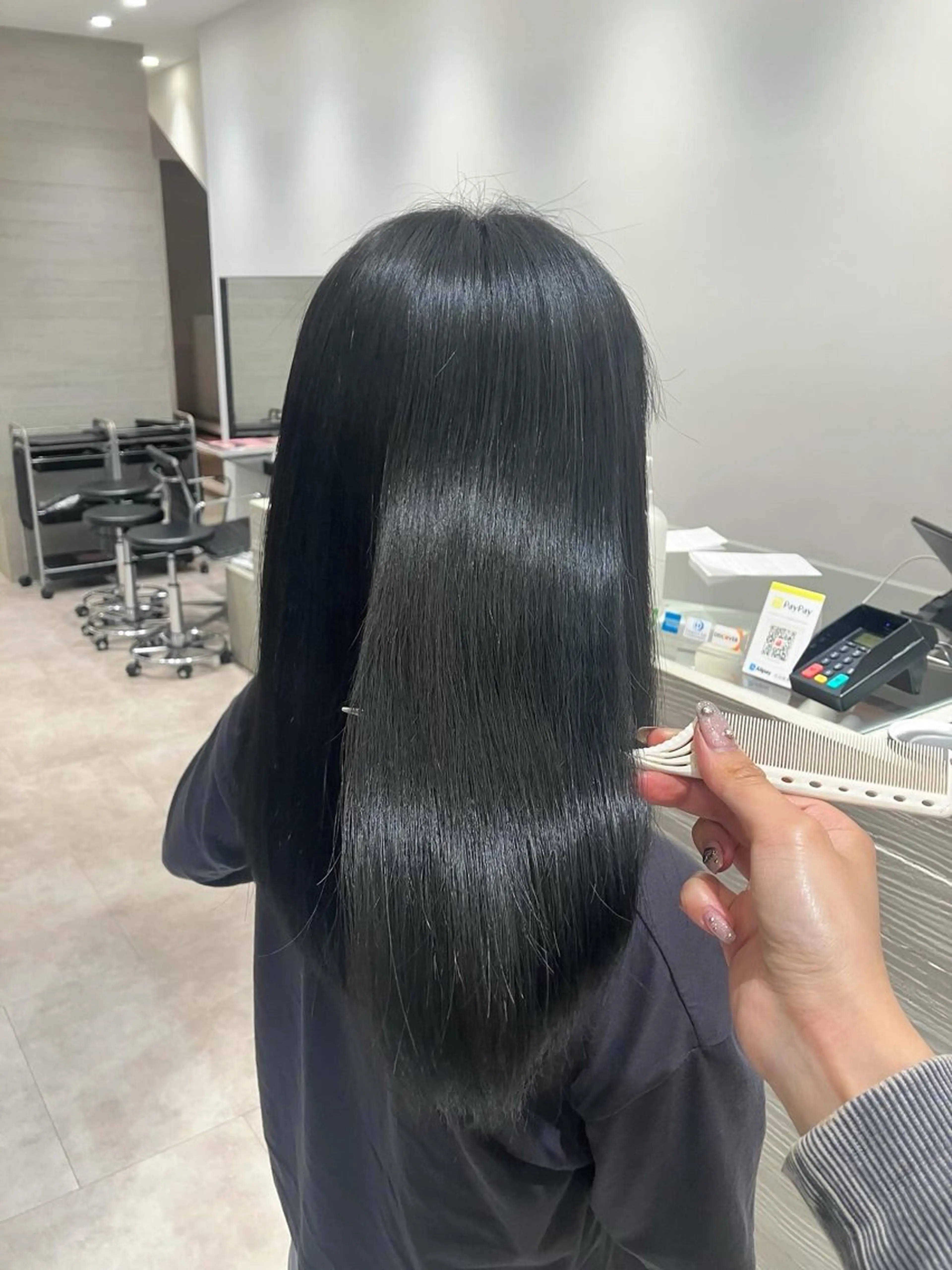 ミディアム パーマ 縮毛矯正 カット 縮毛矯正 サキ🤍ハイトーン 🩰くびれ巻きヘアのヘアスタイル