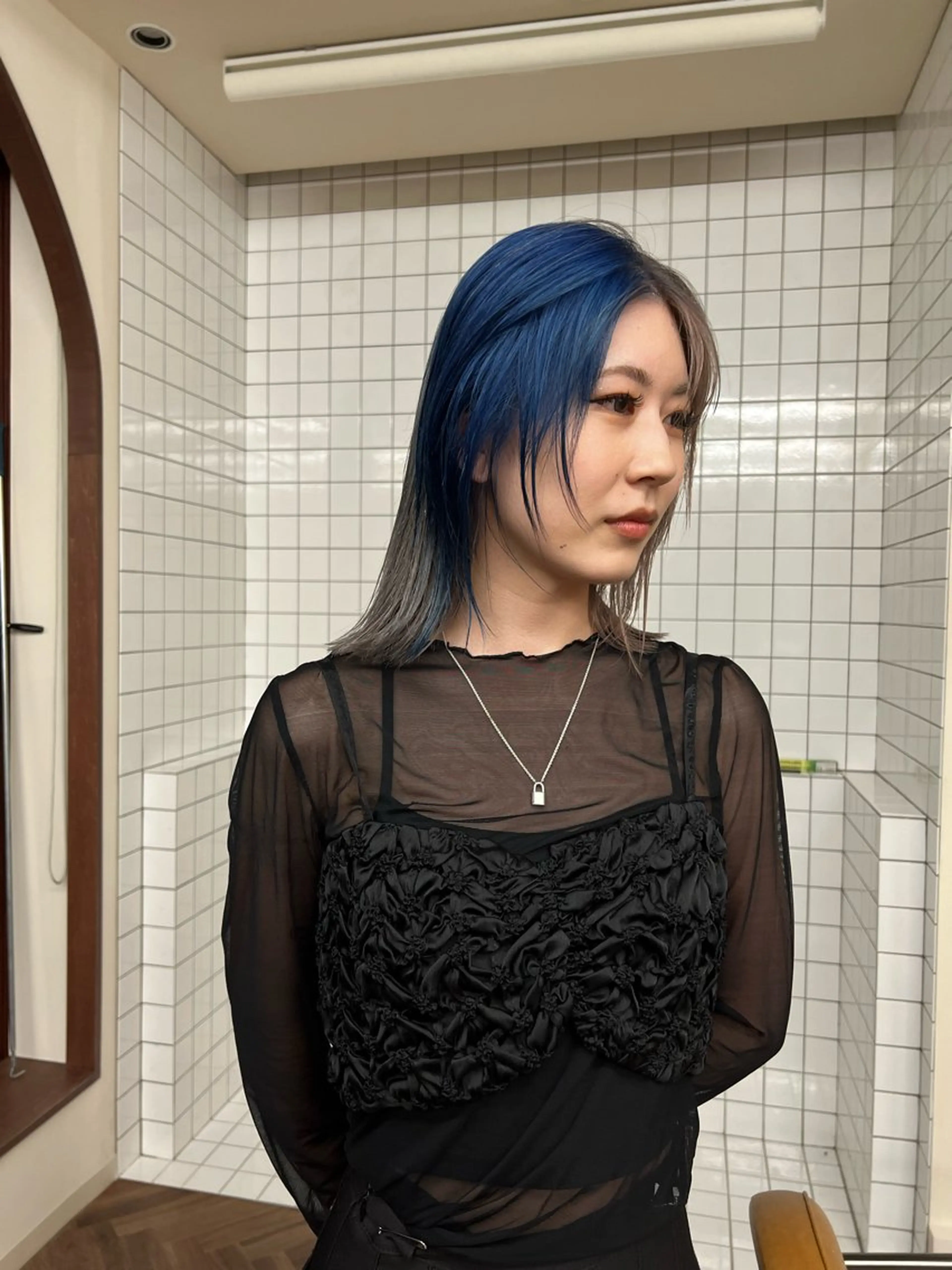 ミディアム カラー アッシュ アッシュブラウン ブリーチ ブラウンカラー ケアブリーチ ヘアカラー トリートメント ヘアセット ニュアンスレイヤー ハイトーンカラーのヘアスタイル