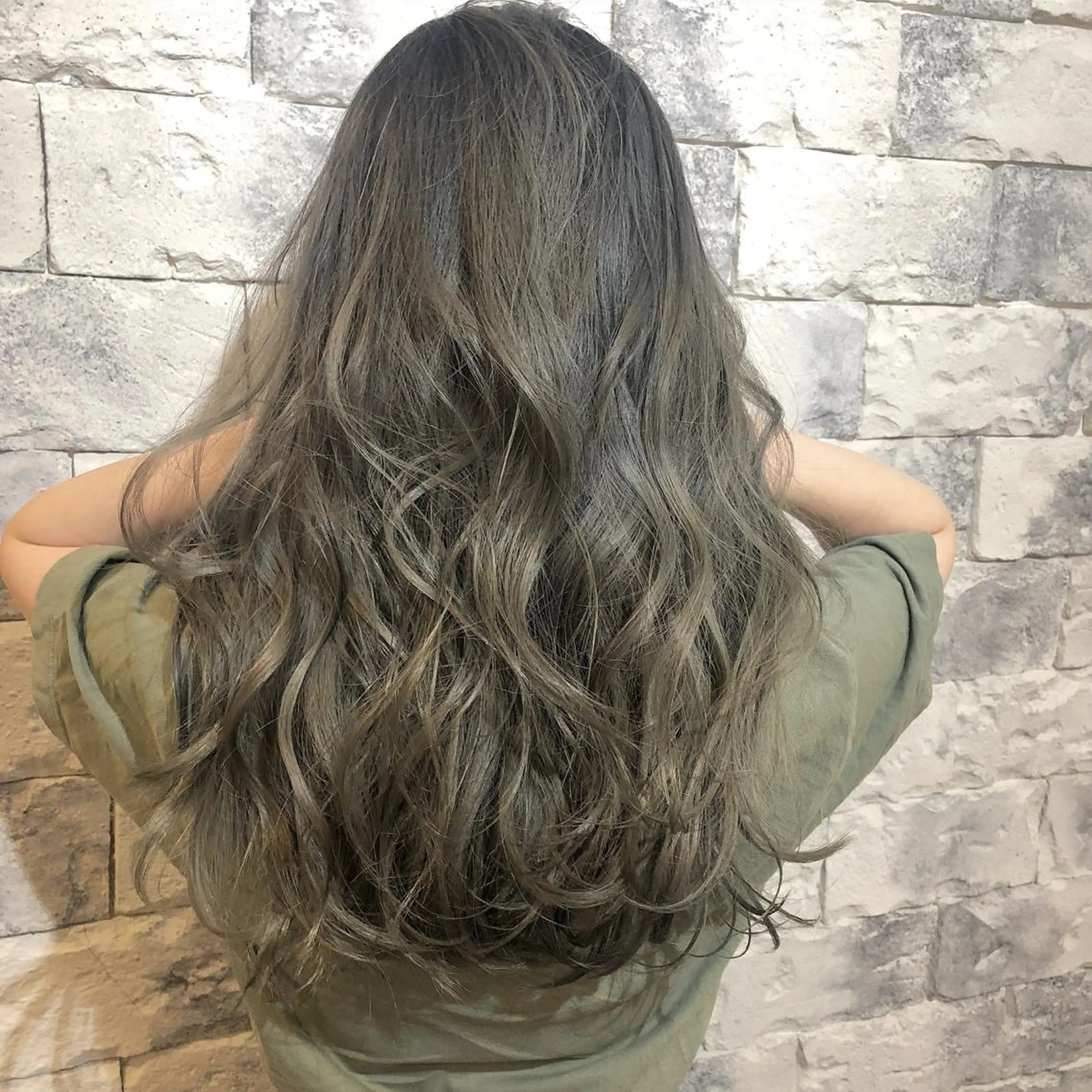 ロング カラー ヘアアレンジ グレージュ カーキグレージュ 外国人風カラー カット ヘアカラー トリートメント AUBE HAIRazul吉祥寺所属・綺麗な髪質にしたい方 限定🌈清水 祥のヘアスタイル