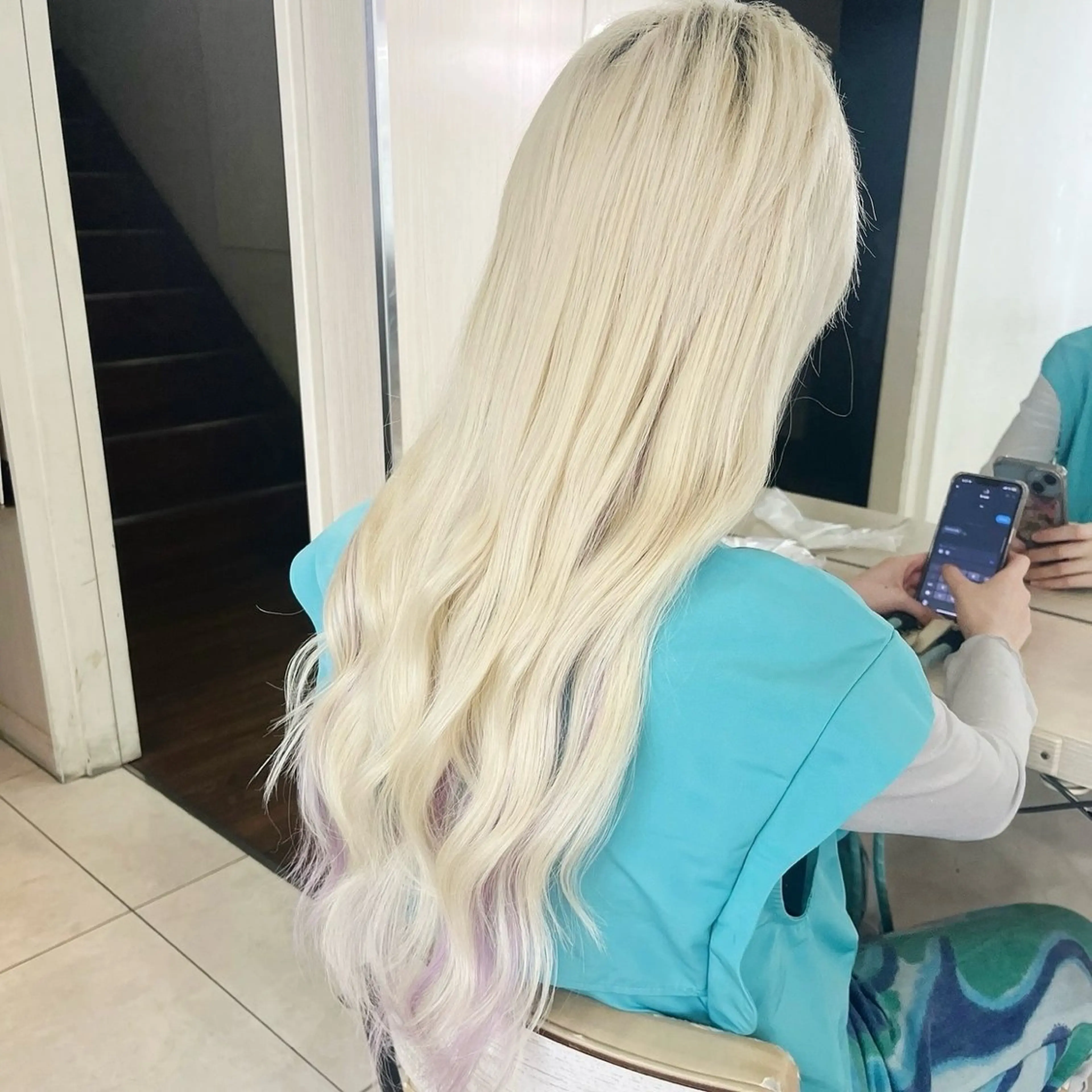 ロング エクステ エクステ ブロンドブリーチ カラーシールエクステのヘアスタイル