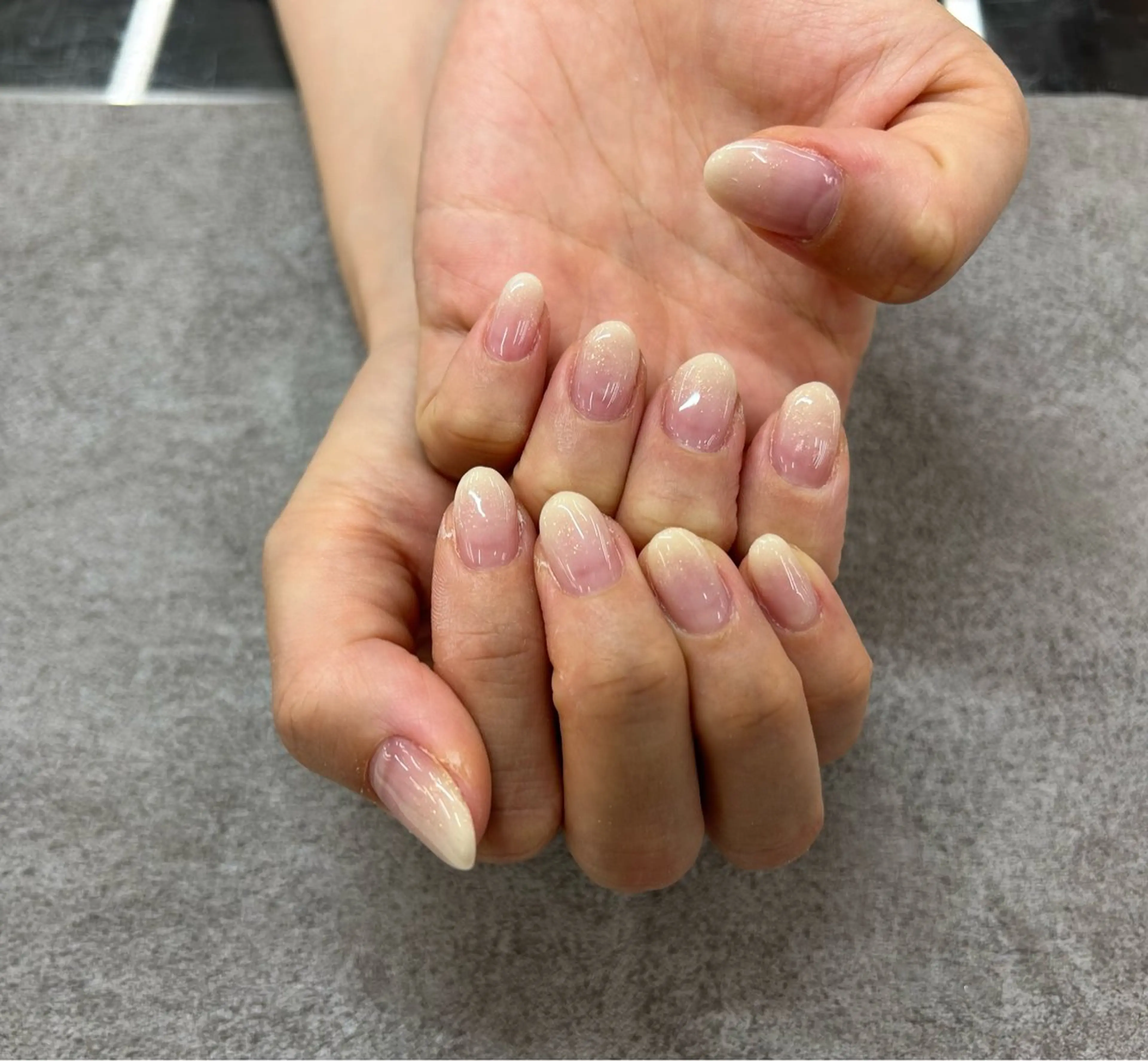 ネイル グラデーション ホワイト MAXKELLY MAIKAのネイルデザイン