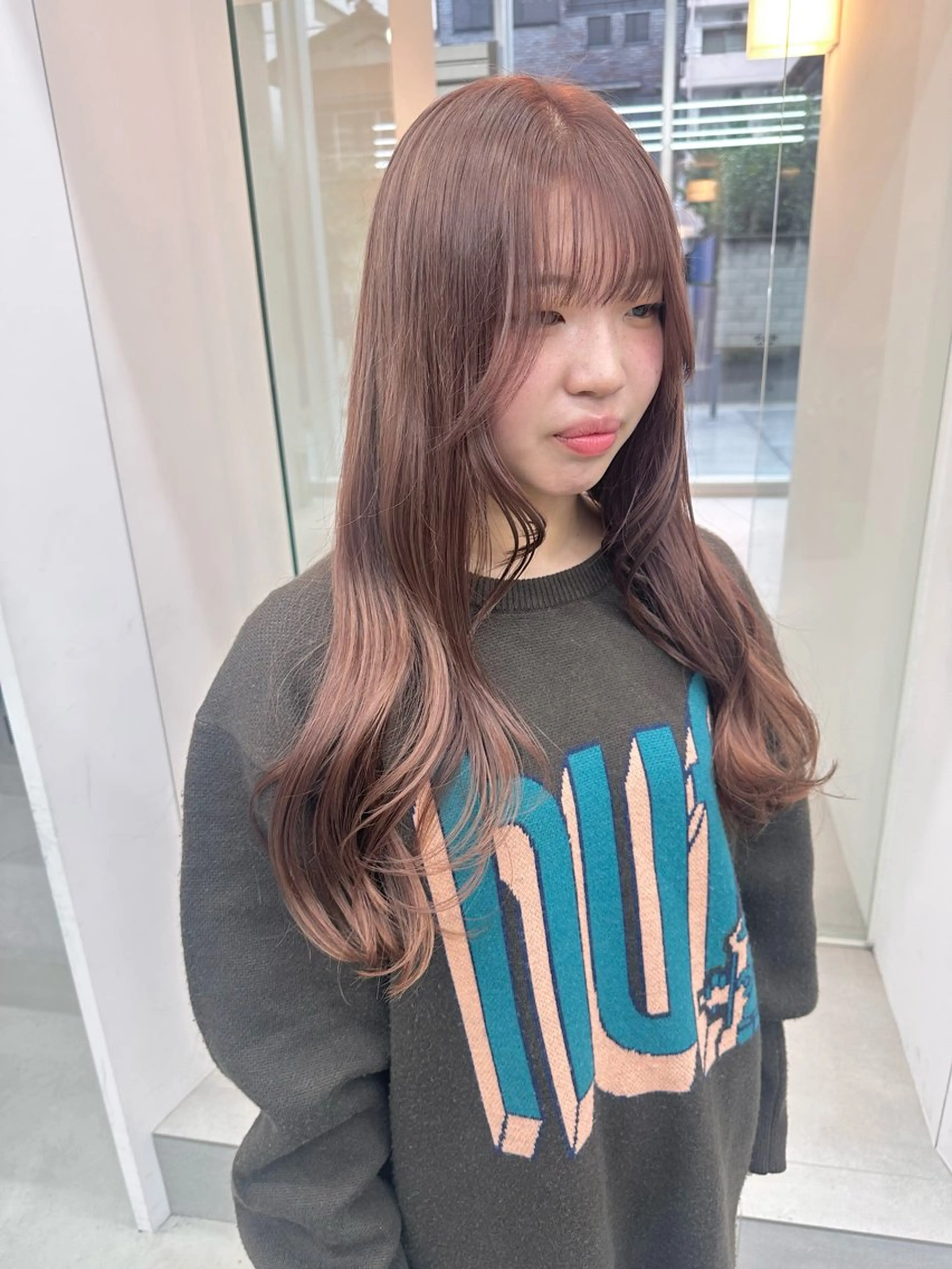ロング カラー ベージュカラー ブリーチ ピンクカラー ピンクベージュ カット ヘアカラー 染谷 遥花のヘアスタイル