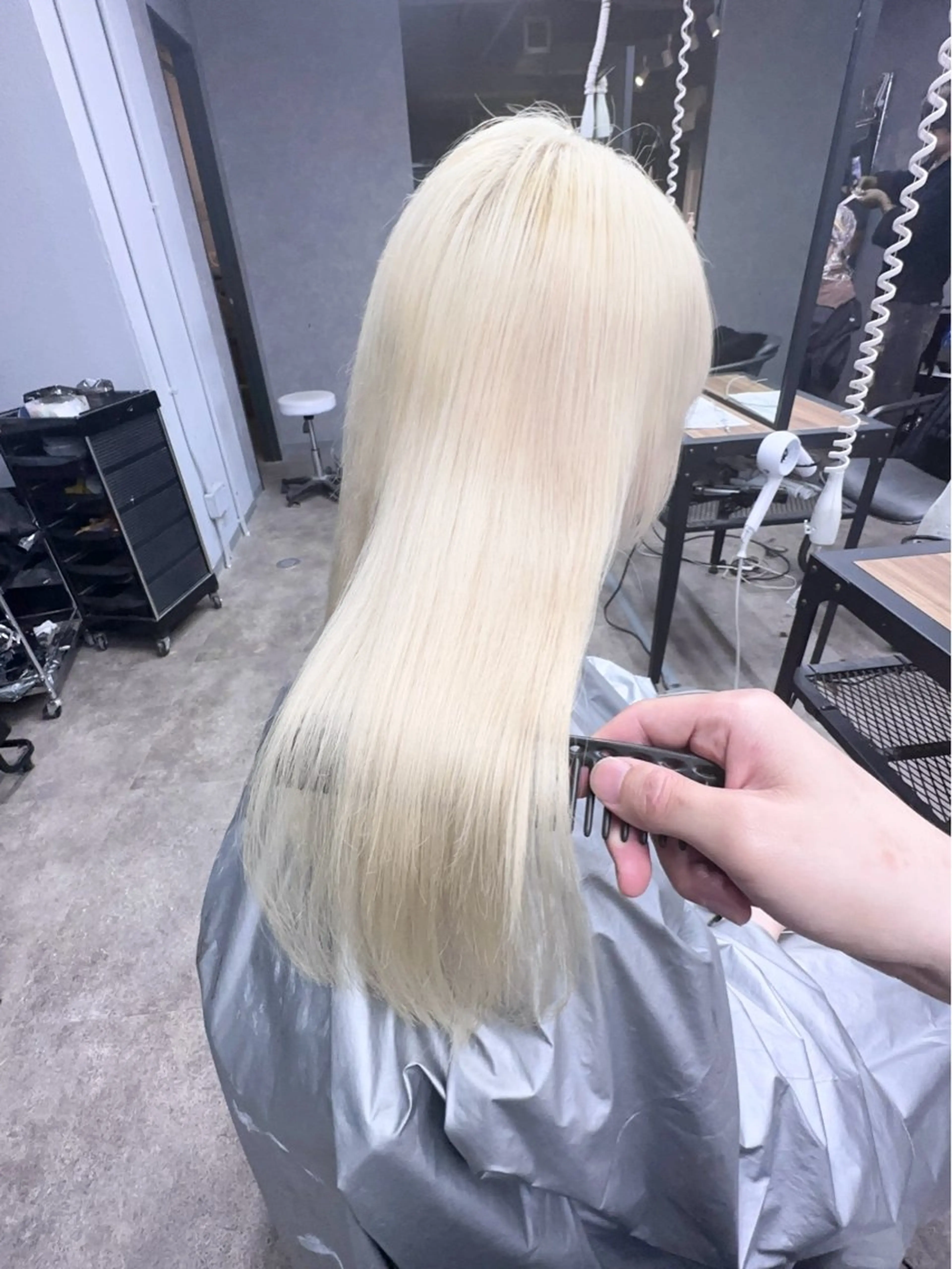 ロング ヘアカラー 前髪カット🩶レイヤ ー🩶ハイトーン🩶のヘアスタイル
