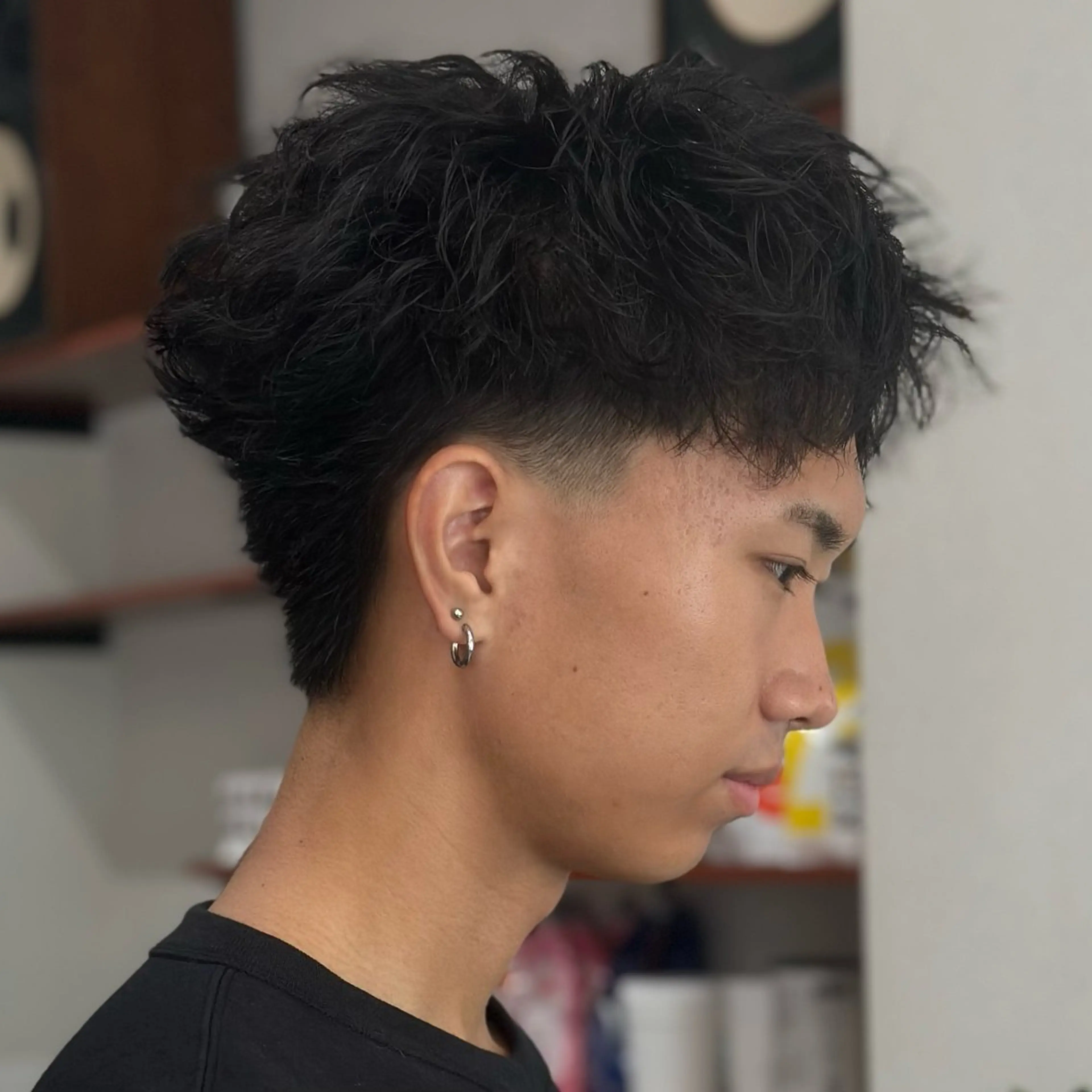 ショート パーマ メンズ メンズブリーチ センターパート フェードカット フェザーパーマ メンズハイライト 金山駅前メンズカット モデル募集 青島永透のヘアスタイル