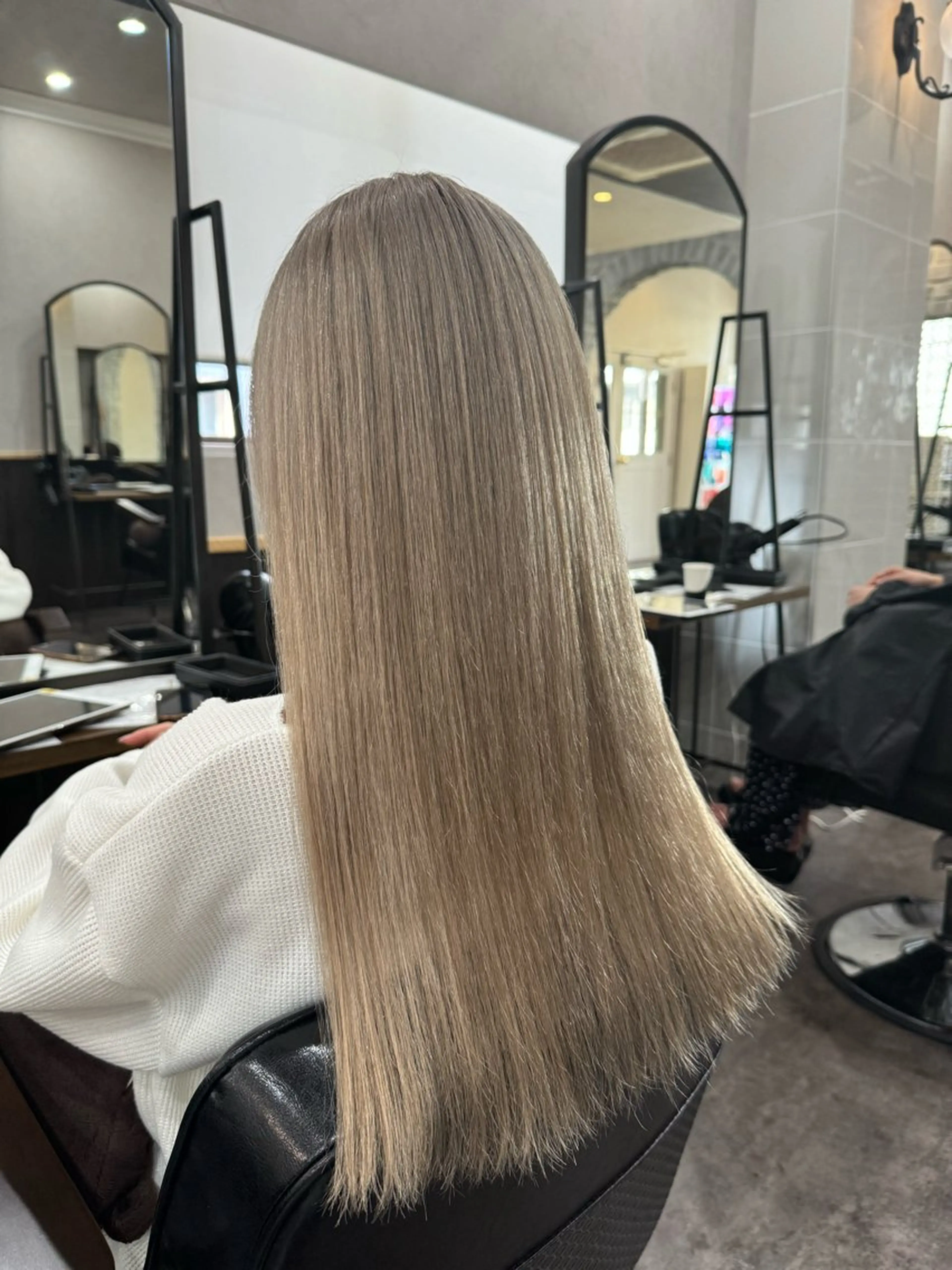 ロング カラー ベージュカラー ハイトーンカラー ホワイトベージュ レイヤー/艶カラー 🫧守利のヘアスタイル