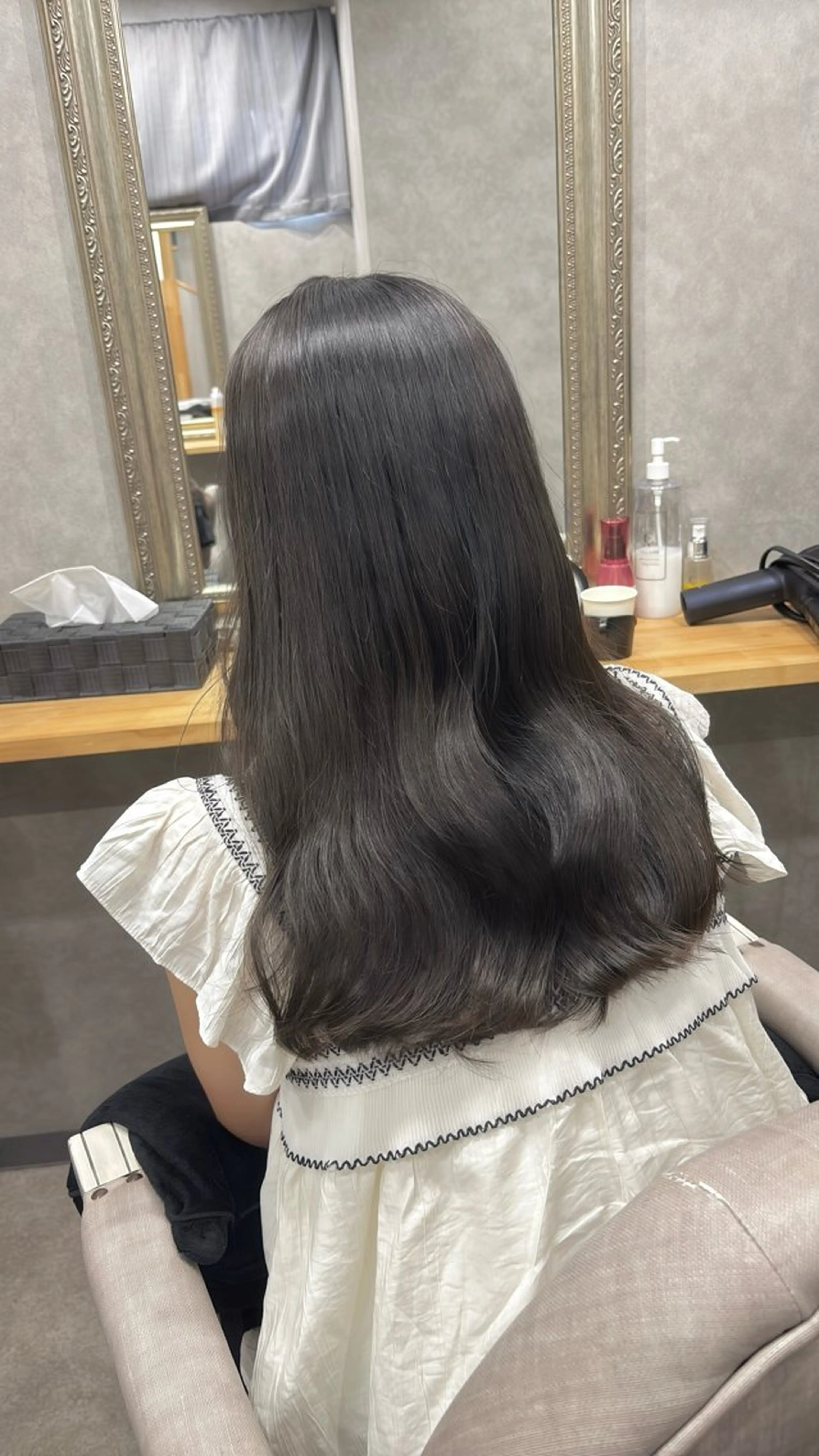 セミロング カラー ブリーチ ダークグレー ダークグレージュ グレージュ ブリーチなしカラー カット ヘアカラー FUJINO RYOのヘアスタイル