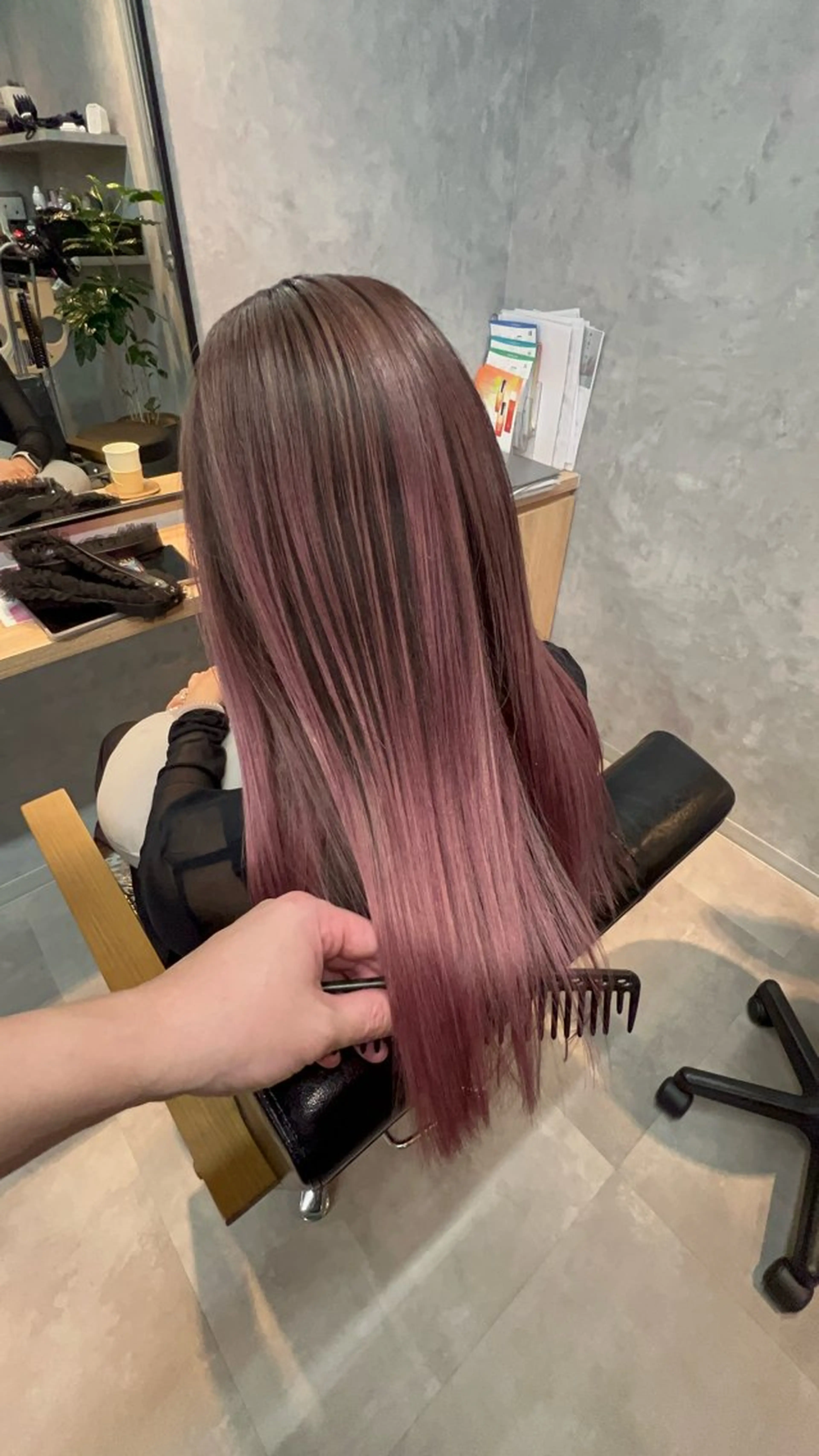 ロング motoトップカラー リスト/ブリーチカラのヘアスタイル